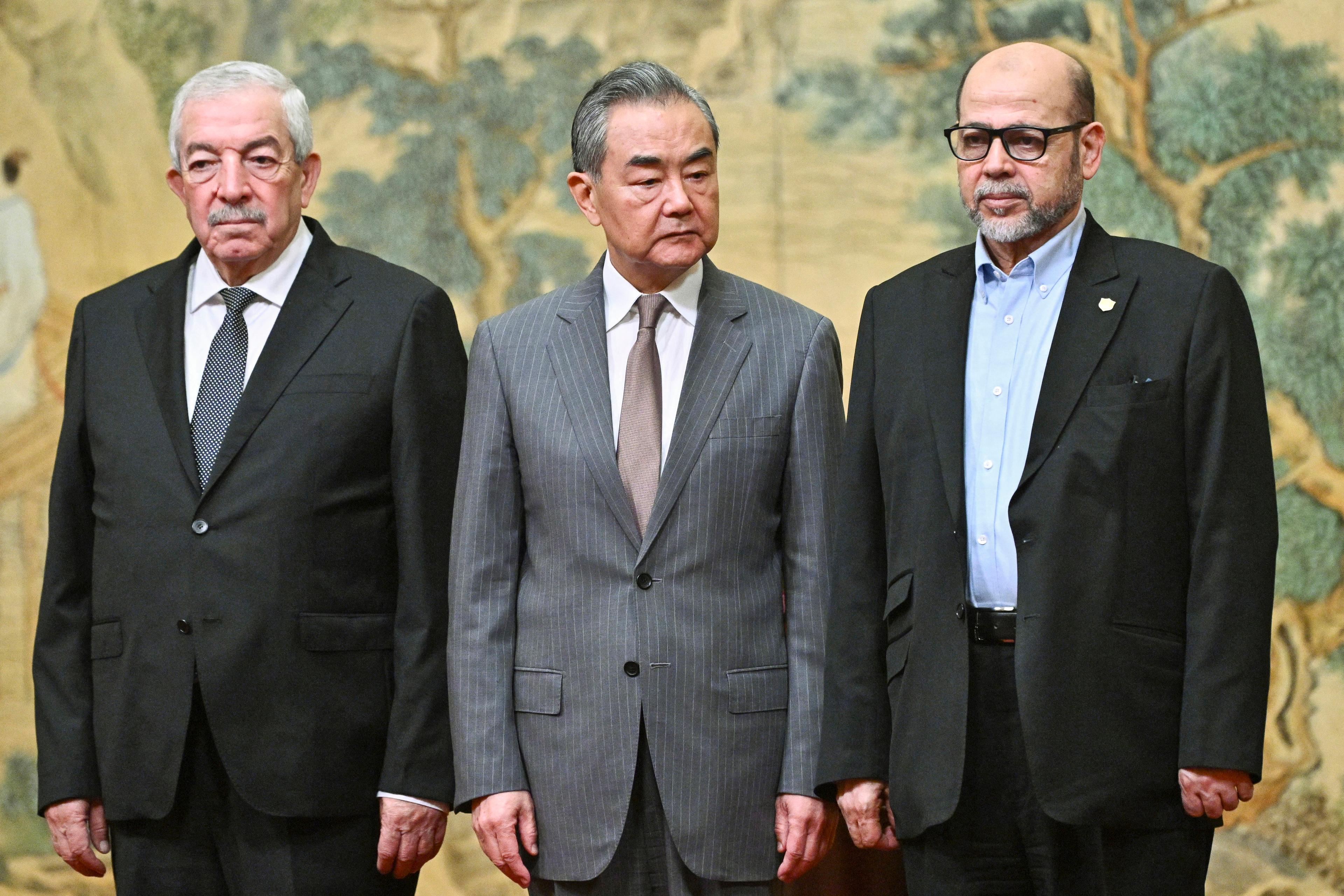 Kinas utrikesminister Wang Yi, tillsammans med Fatahs Mahmoud al-Aloul till vänster och Hamas Musa Abu Marzuk till höger. Foto: Pedro Pardo/AP/TT