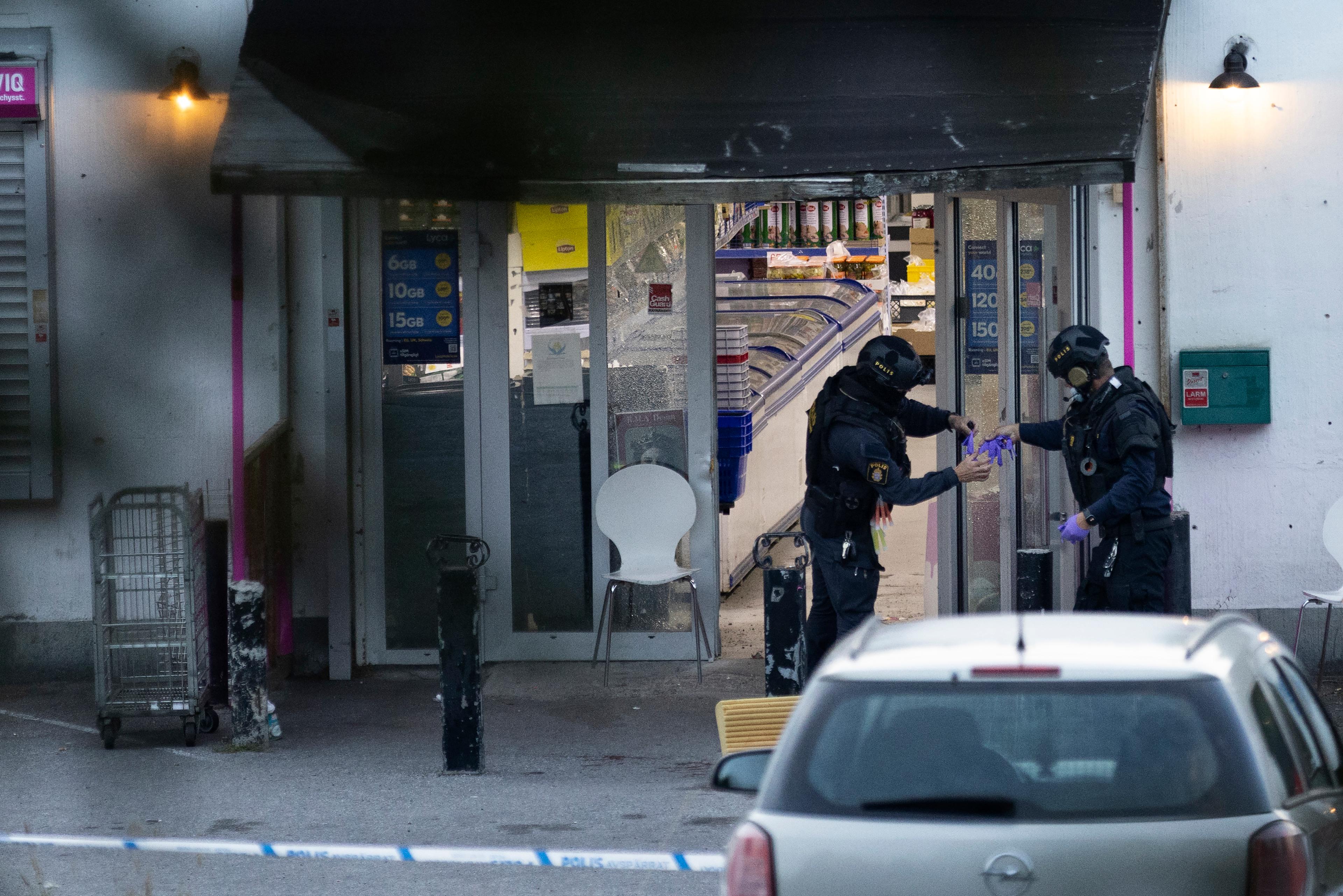 Polis på plats efter en explosion i en butik i Geneta i Södertälje på måndagskvällen. Foto: Mickan Mörk/TT