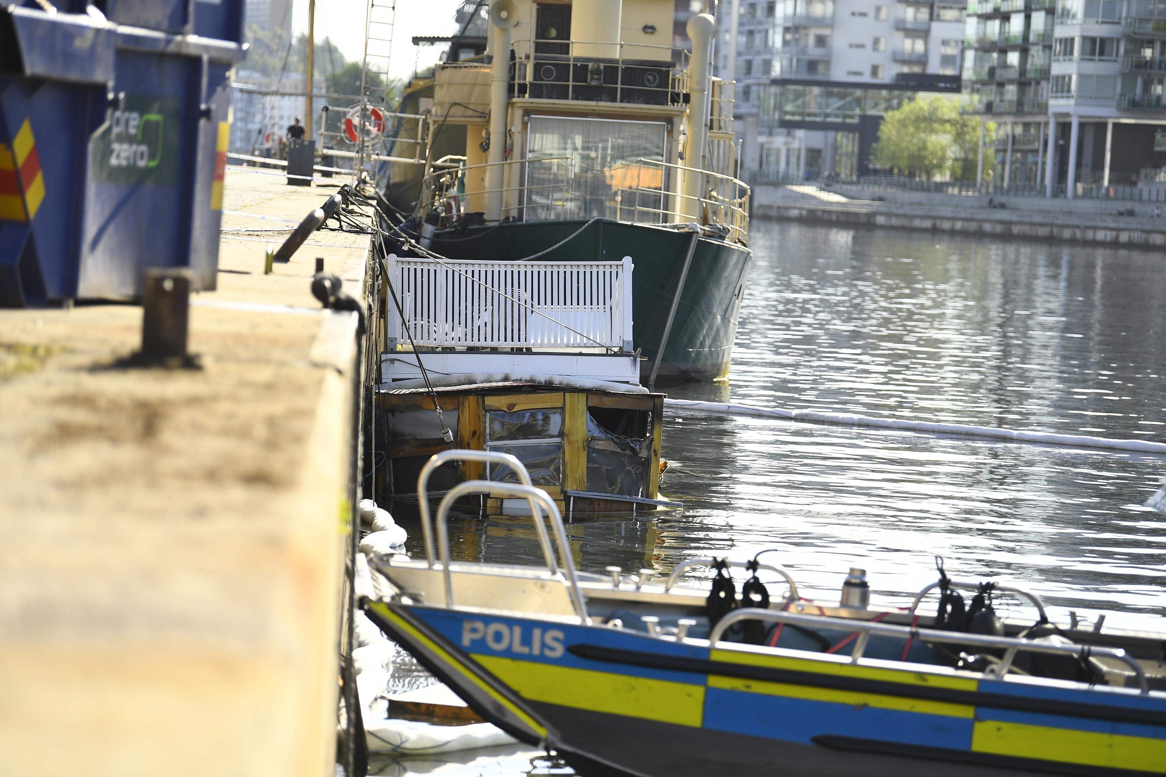 Båtbrand på en restaurangbåt som ligger förtöjd i Norra Hammarbyhamnen. En förundersökning om mordbrand är inledd. Foto: Oscar Olsson/TT