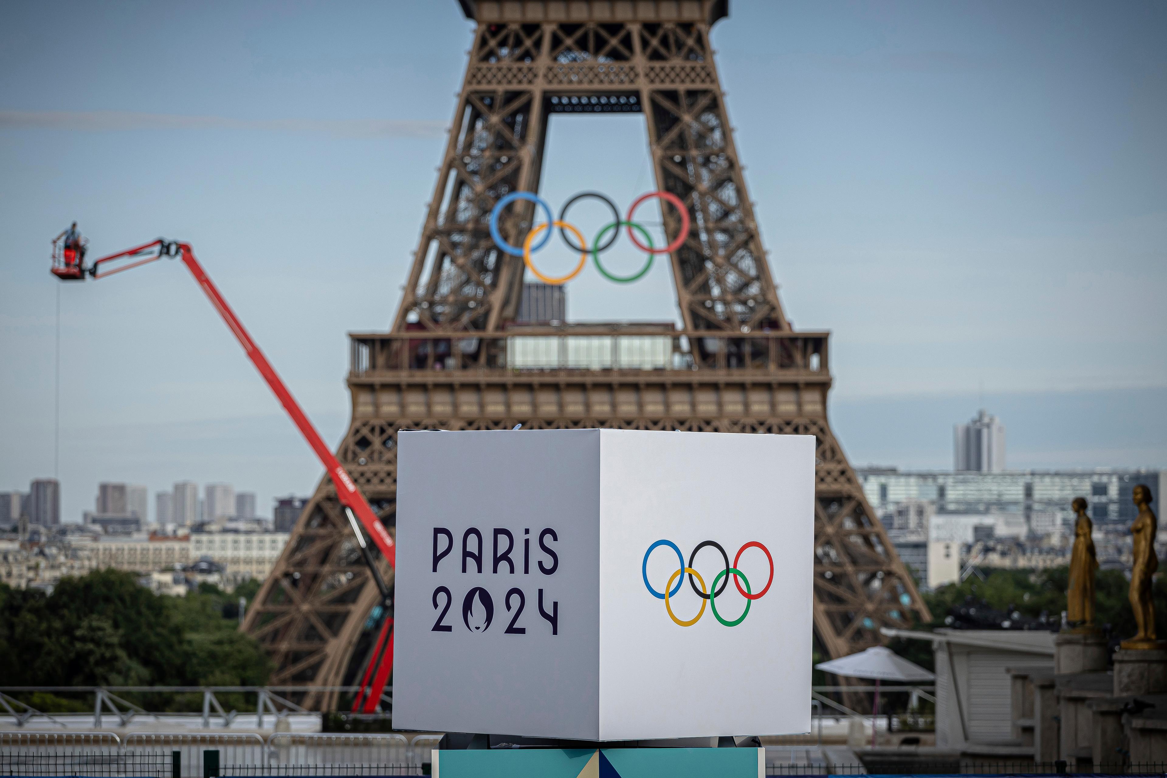 De olympiska ringarna har monterats på Eiffeltornet. Arkivbild. Foto: Aurelien Morissard/AP/TT