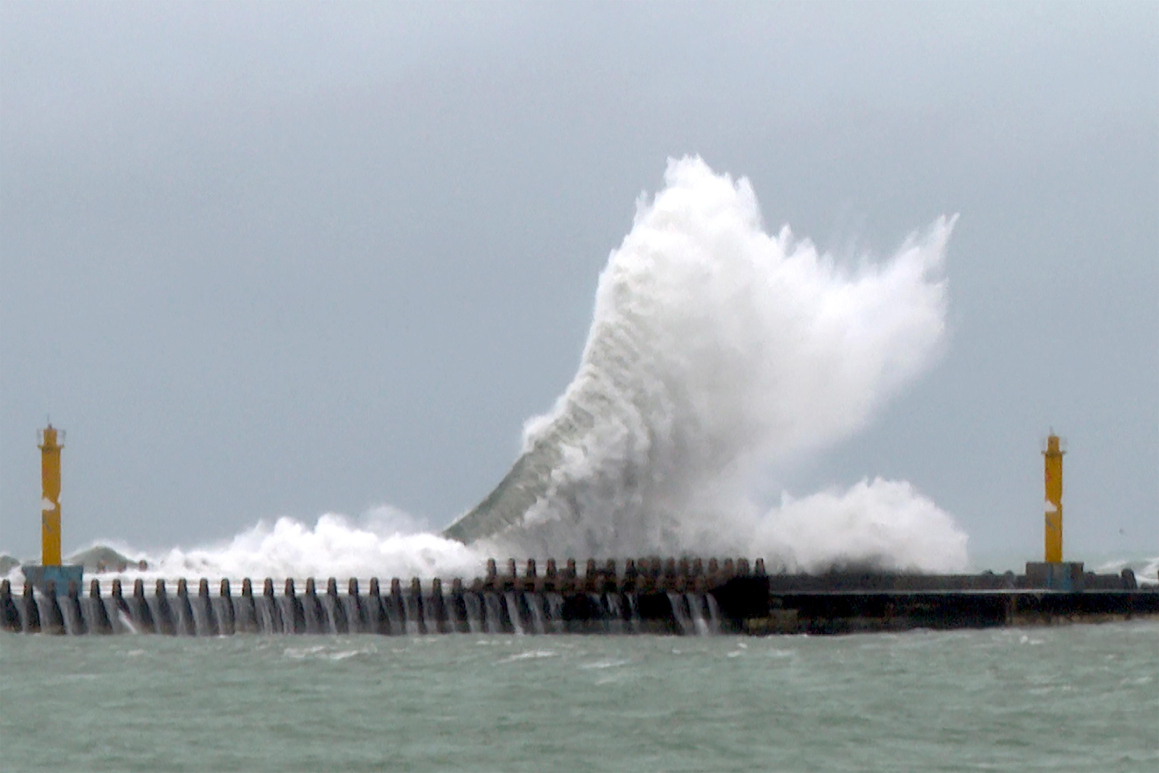 Vågor kraschar på onsdagen mot kusten i Taiwan där tyfonen Gaemi väntas komma in med kraft. Foto: Johnson Lai/AP/TT