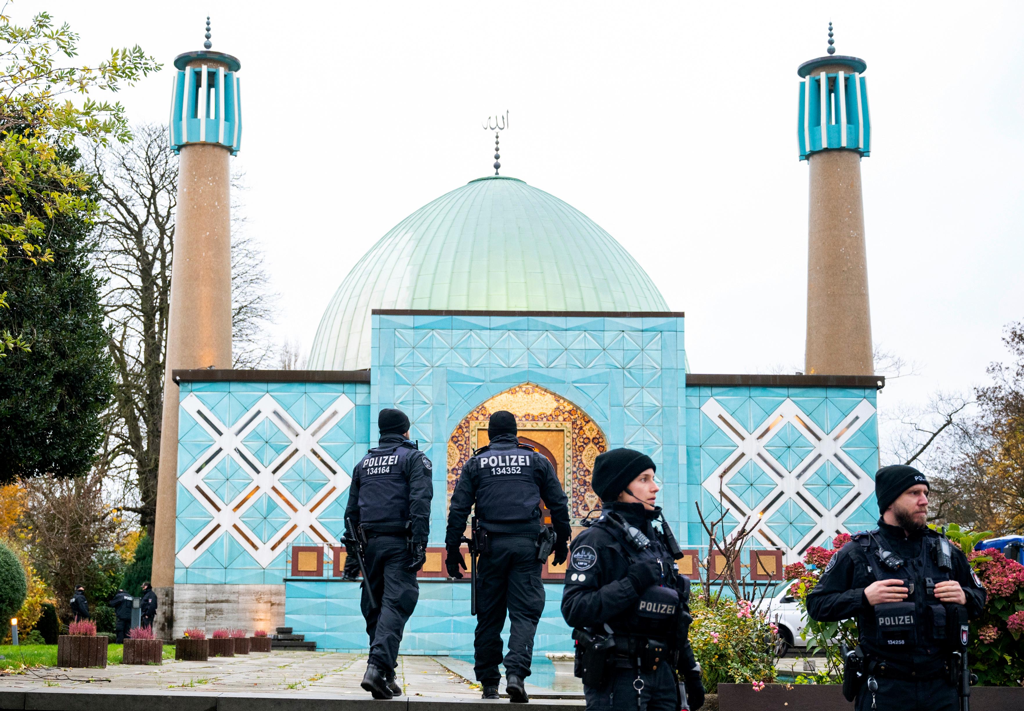 Tysk polis utanför den Blå moskén under en räd mot Hamburgs islamiska center i november förra året. Foto: Daniel Bockwoldt/AP/TT