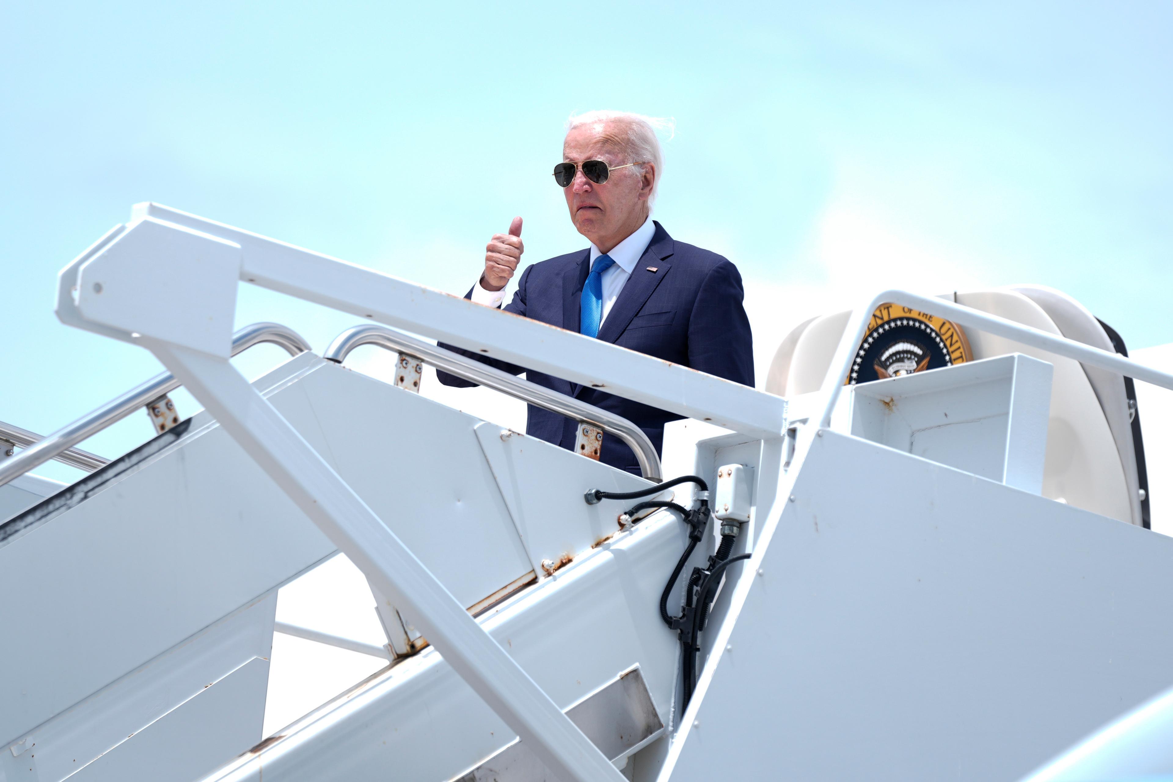 USA:s president Joe Biden går ombord på presidentplanet Air Force One för att resa tillbaka till Washington DC efter sin covid-isolering. Foto: Manuel Balce Ceneta/AP/TT