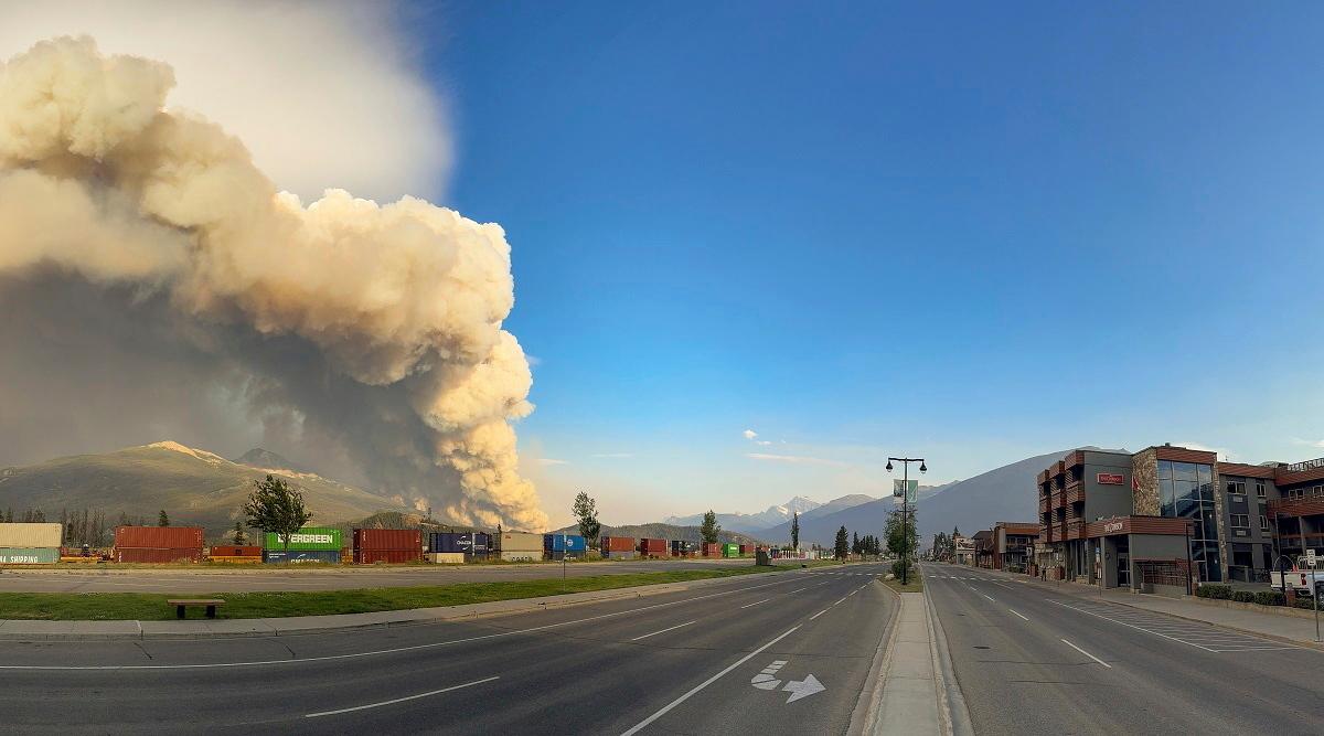 Rökmoln från branden vid staden Jasper i Alberta, Kanada. Foto: Jasper National Park/The Canadian Press/AP/TT