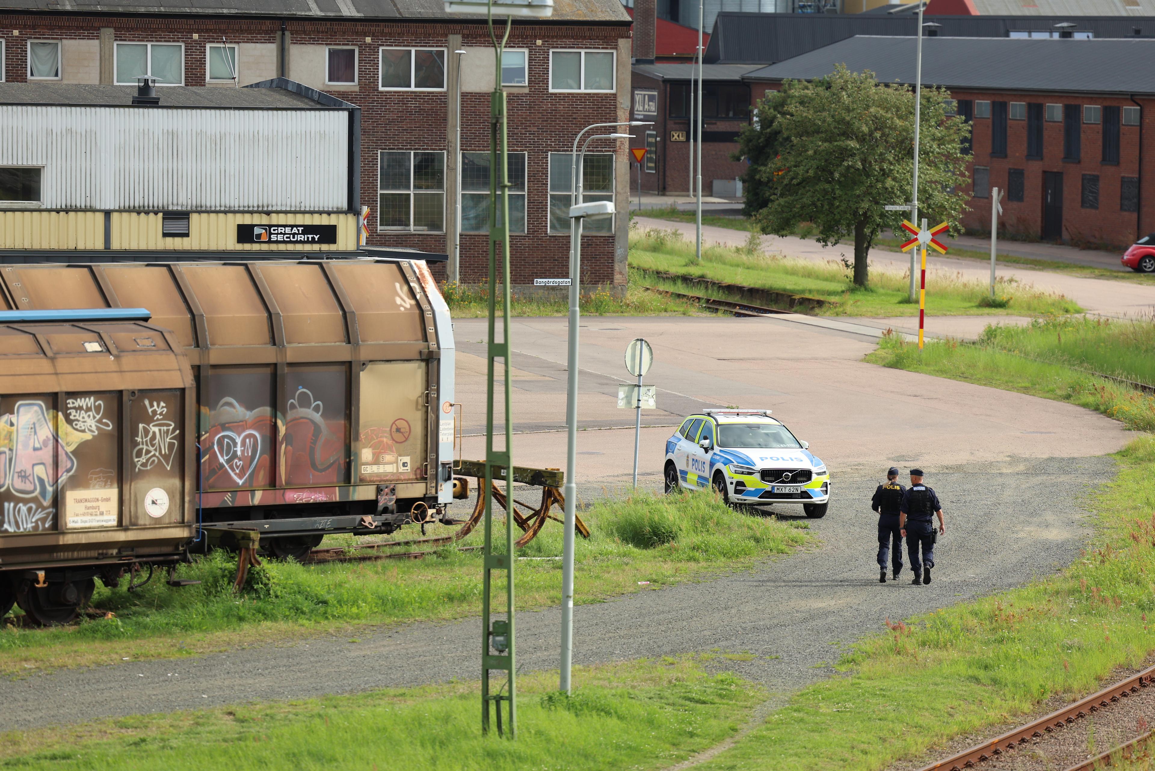 Polis på plats vid bangården i Landskrona där flickan hittades. Foto: Anders Bjurö/TT