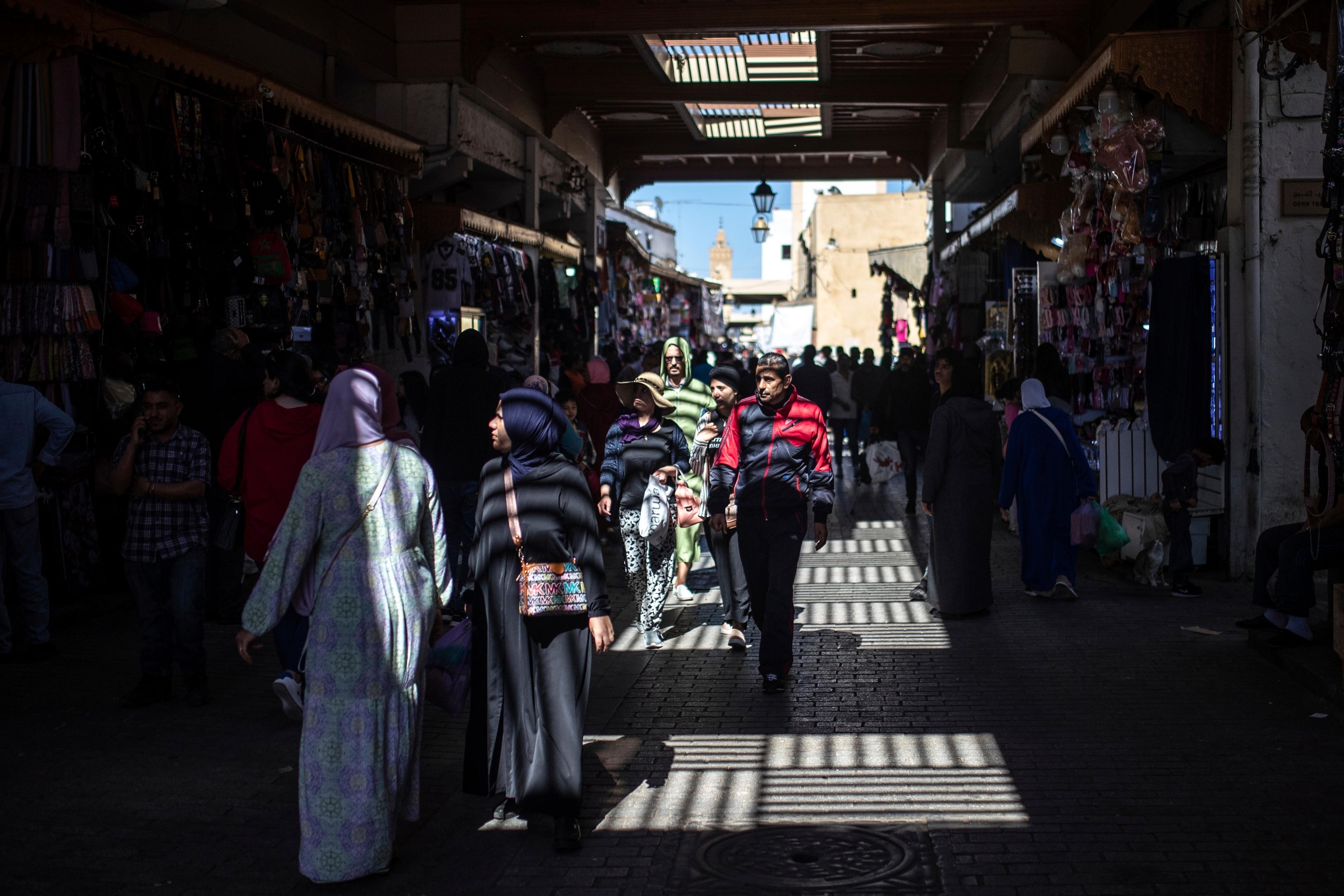 Människor söker skugga i medinan i Rabat. Arkivbild. Foto: Mosa'ab Elshamy/AP/TT
