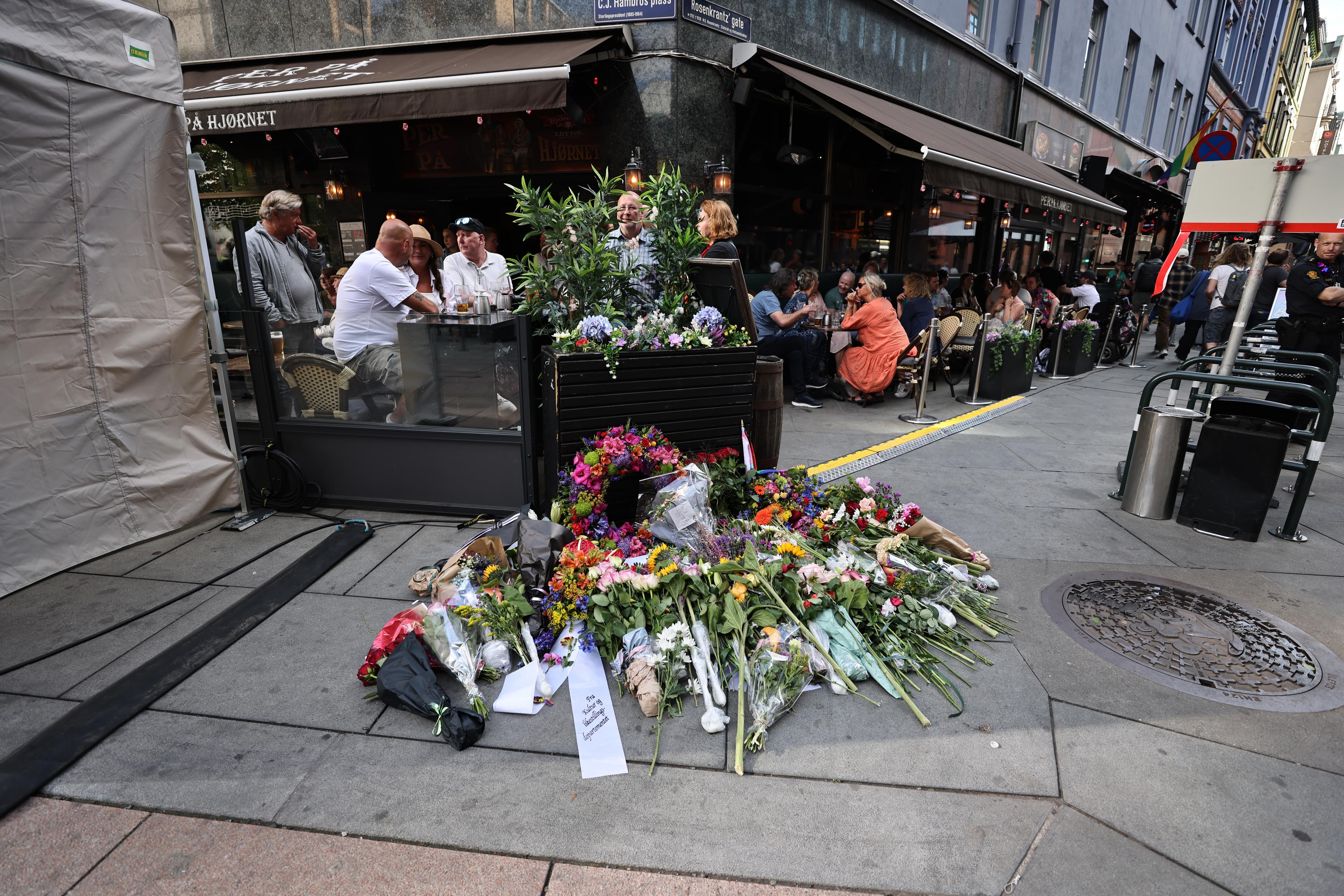 Blomsterkransar i Oslo hedrar offren för skjutningarna i juni 2022. Arkivbild. Foto: Geir Olsen/NTB/TT