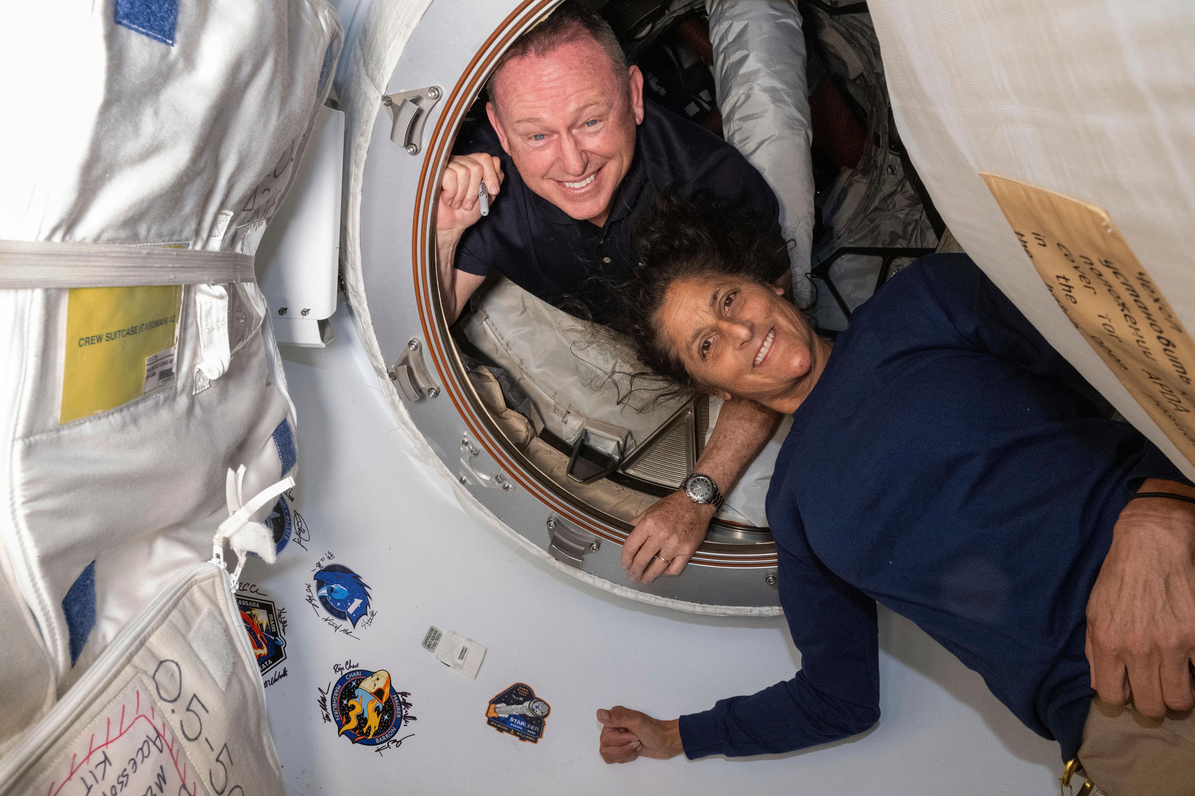 Astronauterna Barry Wilmore (till vänster) och Sunita Williams har varit i rymden sedan den 5 juni. Arkivbild. Foto: Nasa/AP/TT