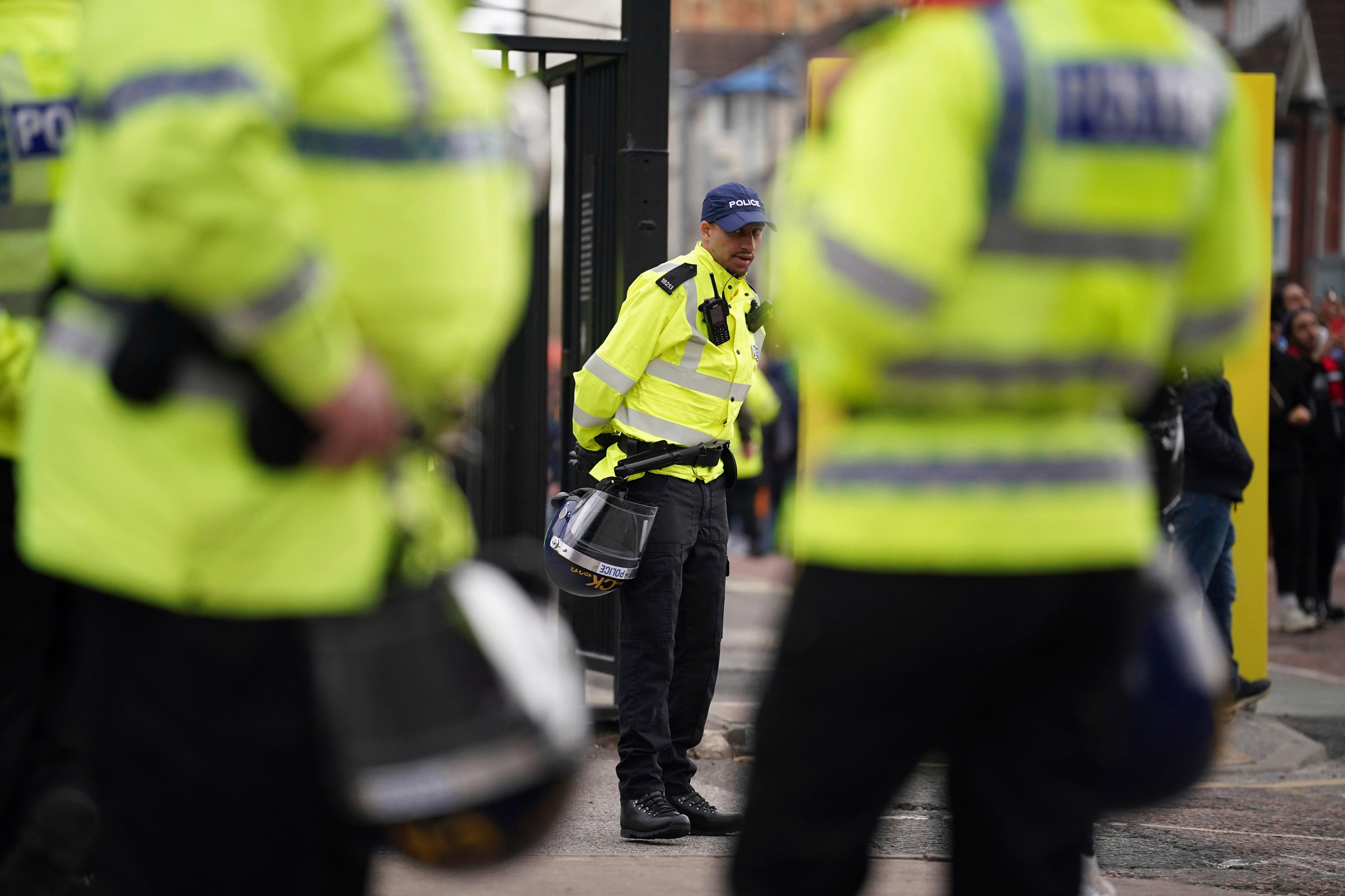 En polis i Manchester stängs av från sin tjänst efter att ett klipp där han sparkar på en mans huvud har fått spridning på nätet. Arkivbild. Foto: Dave Thompson/AP/TT