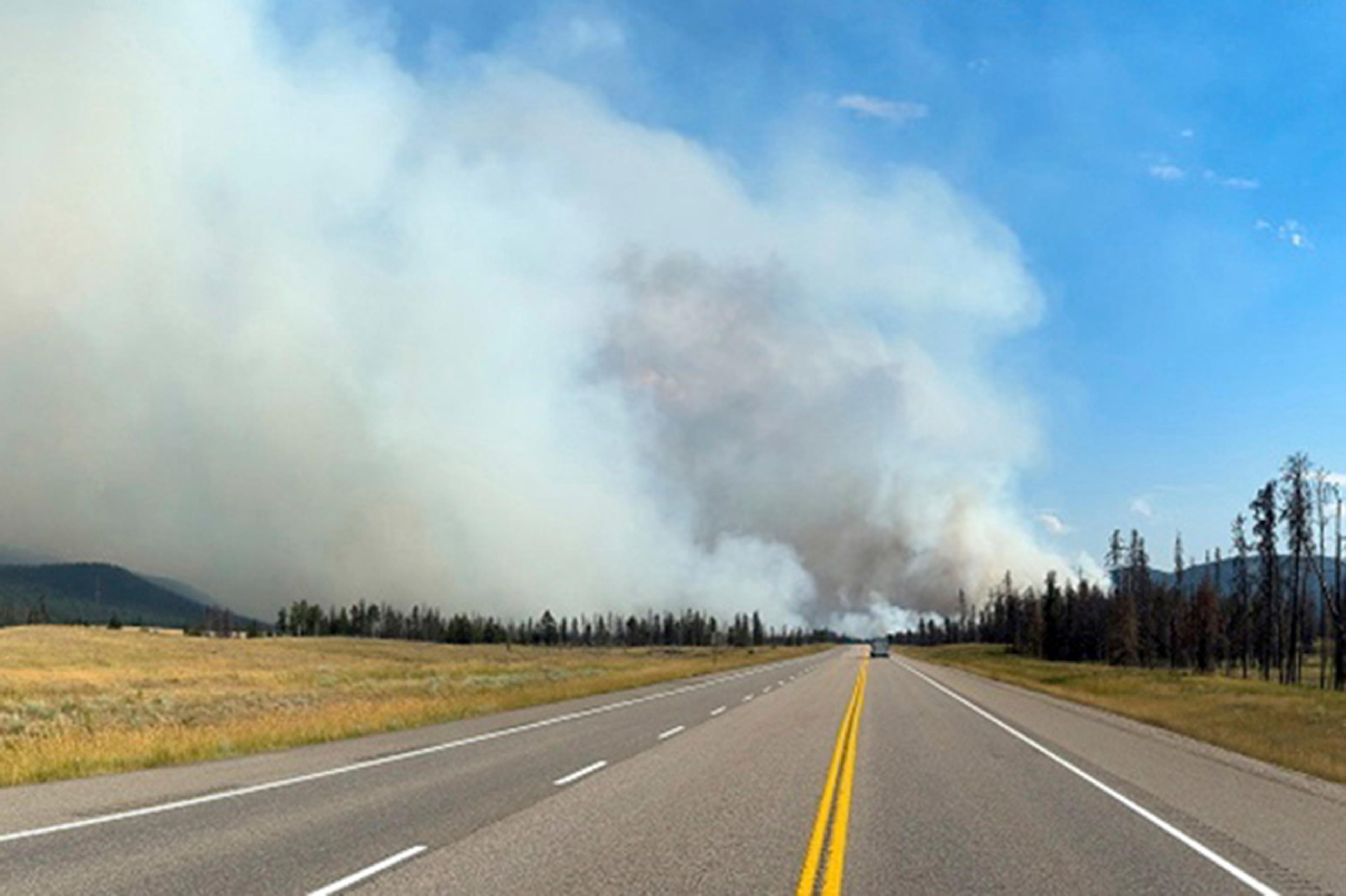 Rökmoln från branden vid staden Jasper i Alberta, Kanada. Foto: JASPER NATIONAL PARK/THE CANADIAN PRESS/AP/TT