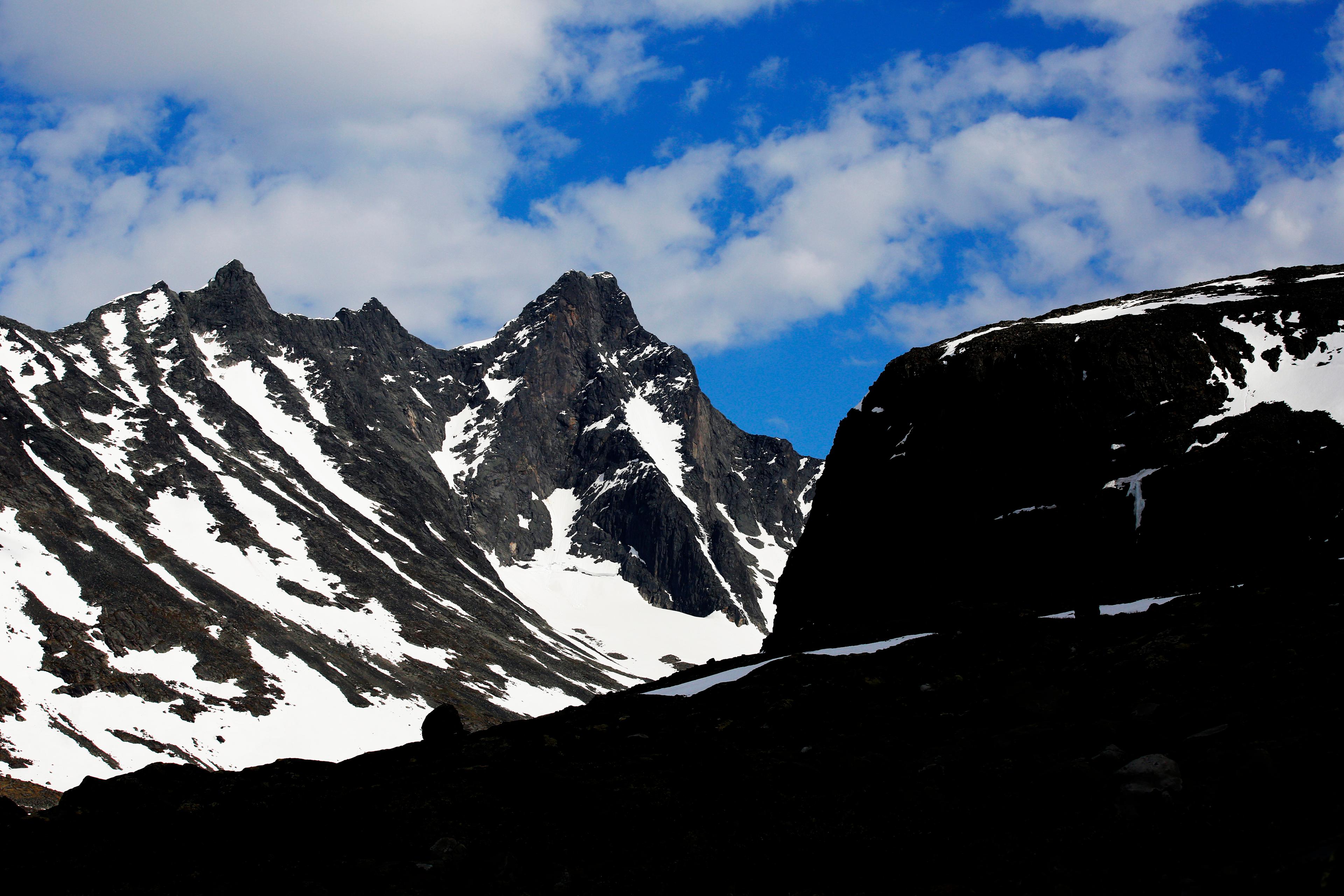 Två personer sitter fast på Norges tredje högsta fjäll, Store Skagastølstind, som mäter 2 405 meter över havet. Toppen är en av dem till vänster. Arkivbild. Foto: Cornelius Poppe/AP/TT