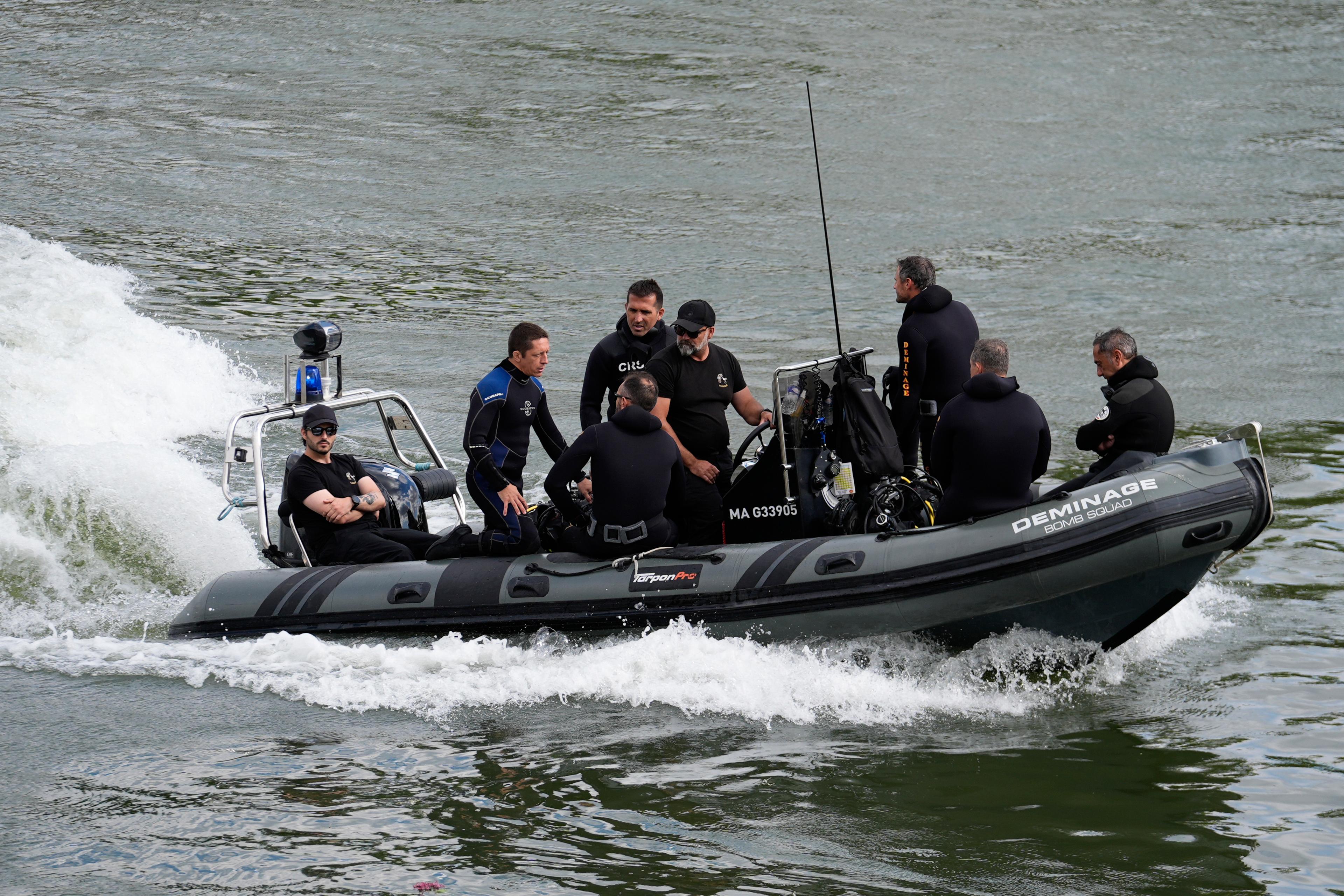 Polisbåtar patrullerar Seine inför OS-invigningen som blir en säkerhetsmässig utmaning. Foto: Rebecca Blackwell/AP/TT