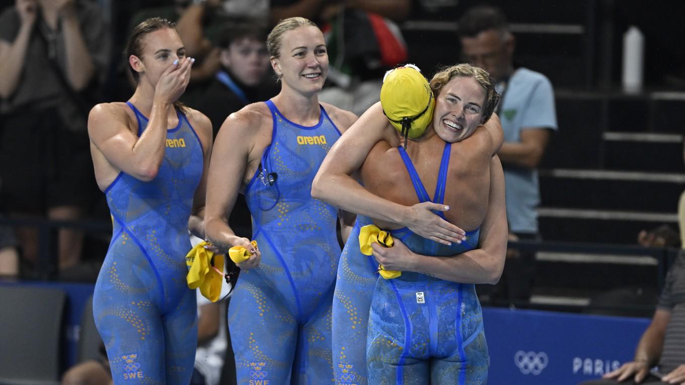 Svensk glädje efter finalavancemang i damernas lagkapp. Från vänster: Sara Junevik, Sarah Sjöström, Michelle Coleman, Sofia Åstedt. Foto: Jessica Gow/TT