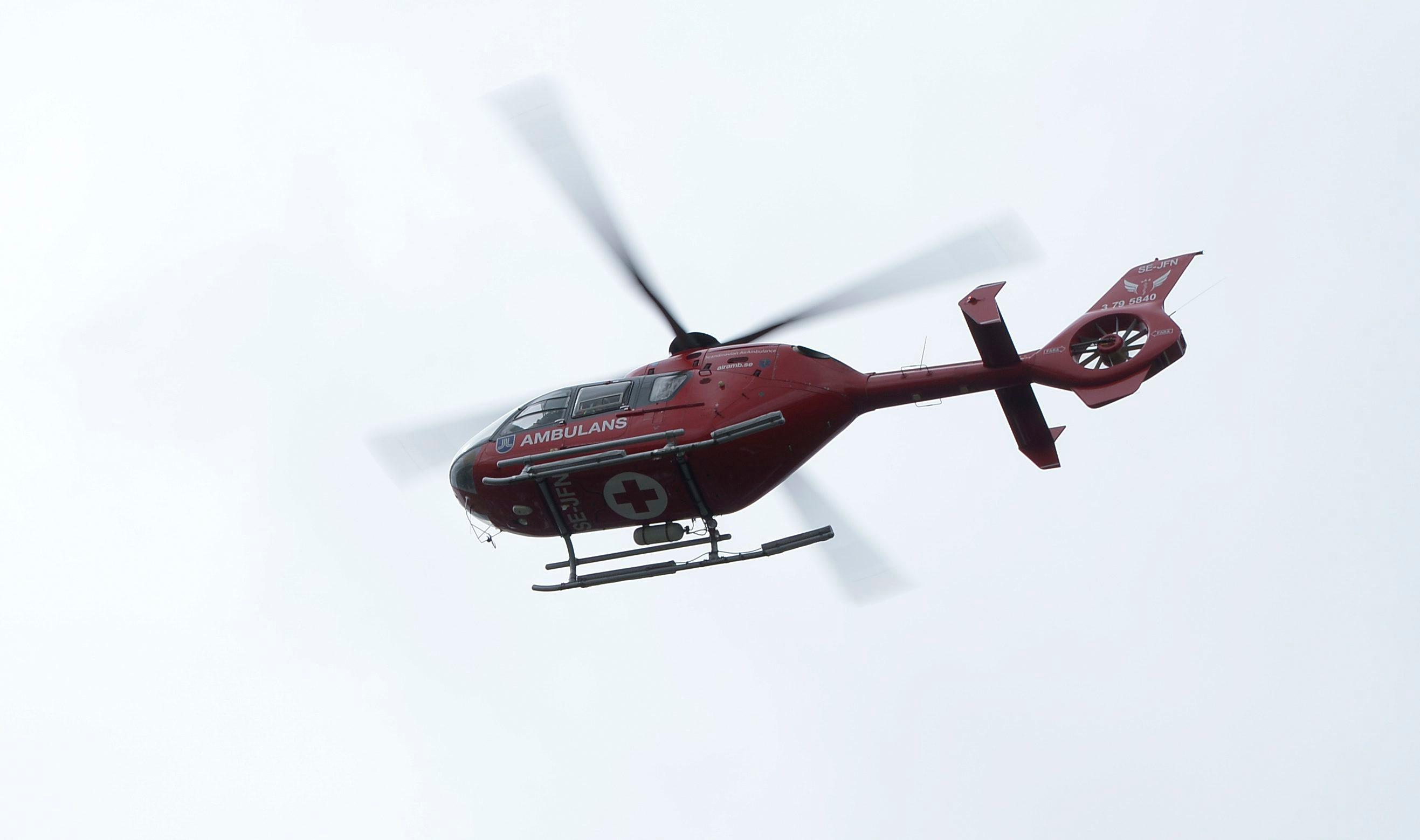 Den unge mannen fördes till sjukhus med ambulanshelikopter. Arkivbild Foto: Bertil Ericson/TT