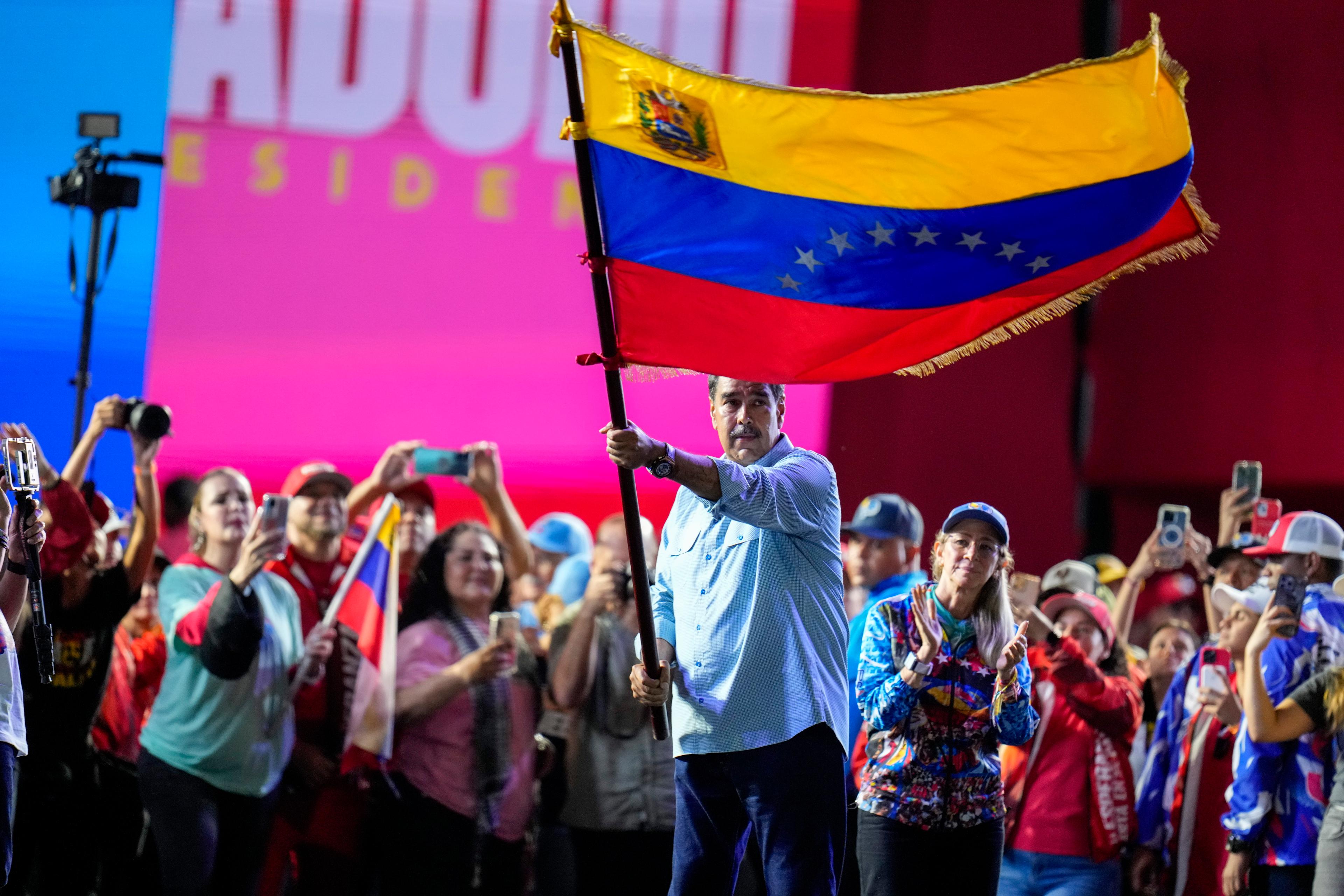Nicolas Maduro vill bli bli omvald en tredje gång i söndagens presidentval i Venezuela för att kunna sitta på posten till 2030. En rad valobservatörer hävdar att de stoppas från övervaka valet. Foto: Fernando Vergara/AP/TT