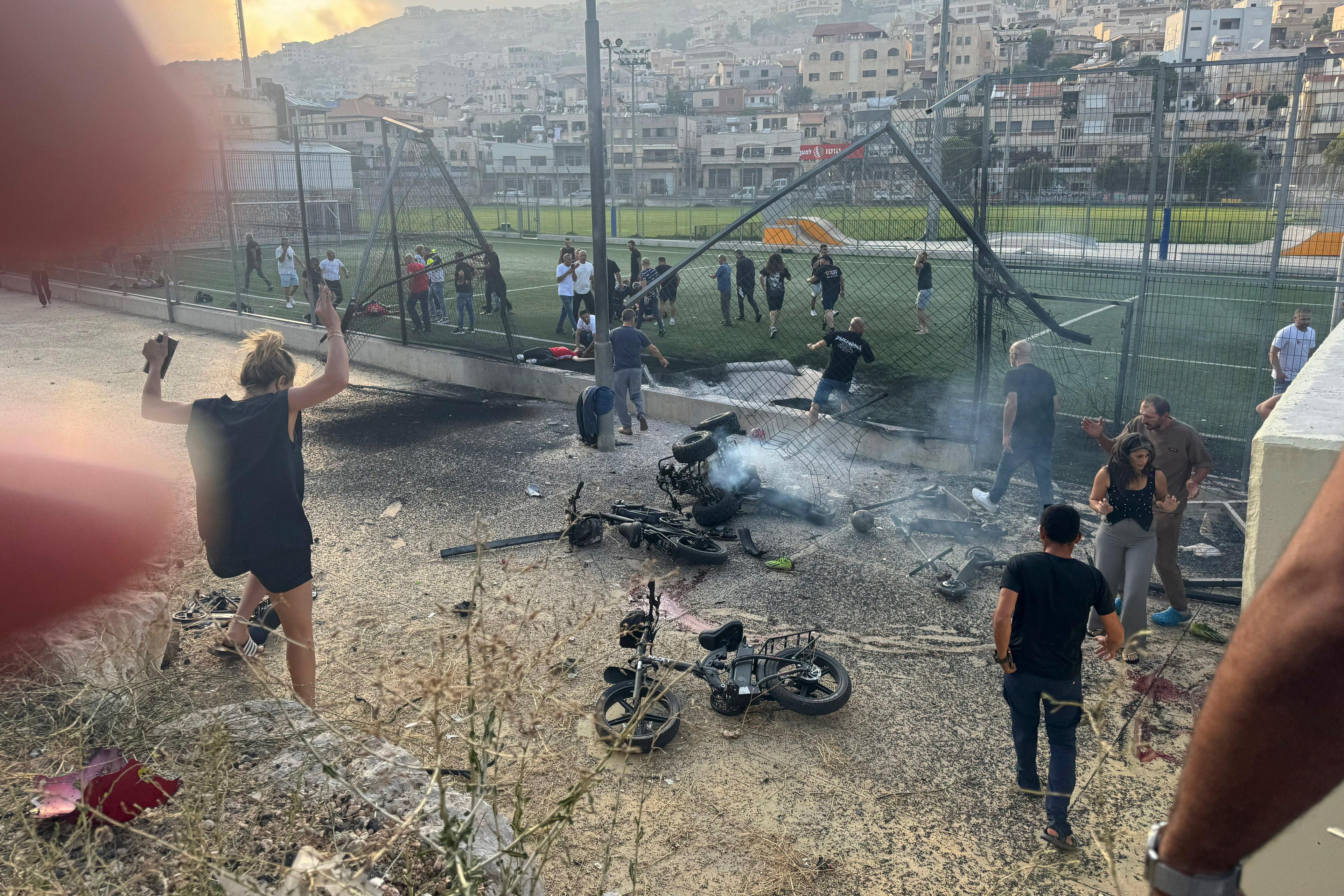 Israel har varnat för att de ansvariga för lördagens raketattack med minst tolv döda i de av Israel annekterade Golanhöjderna ska få betala dyrt. Natten till söndagen har Israel angripit det man säger är mål tillhörande Hizbollah långt in i Libanon. Foto: Hassan Shams/AP/TT