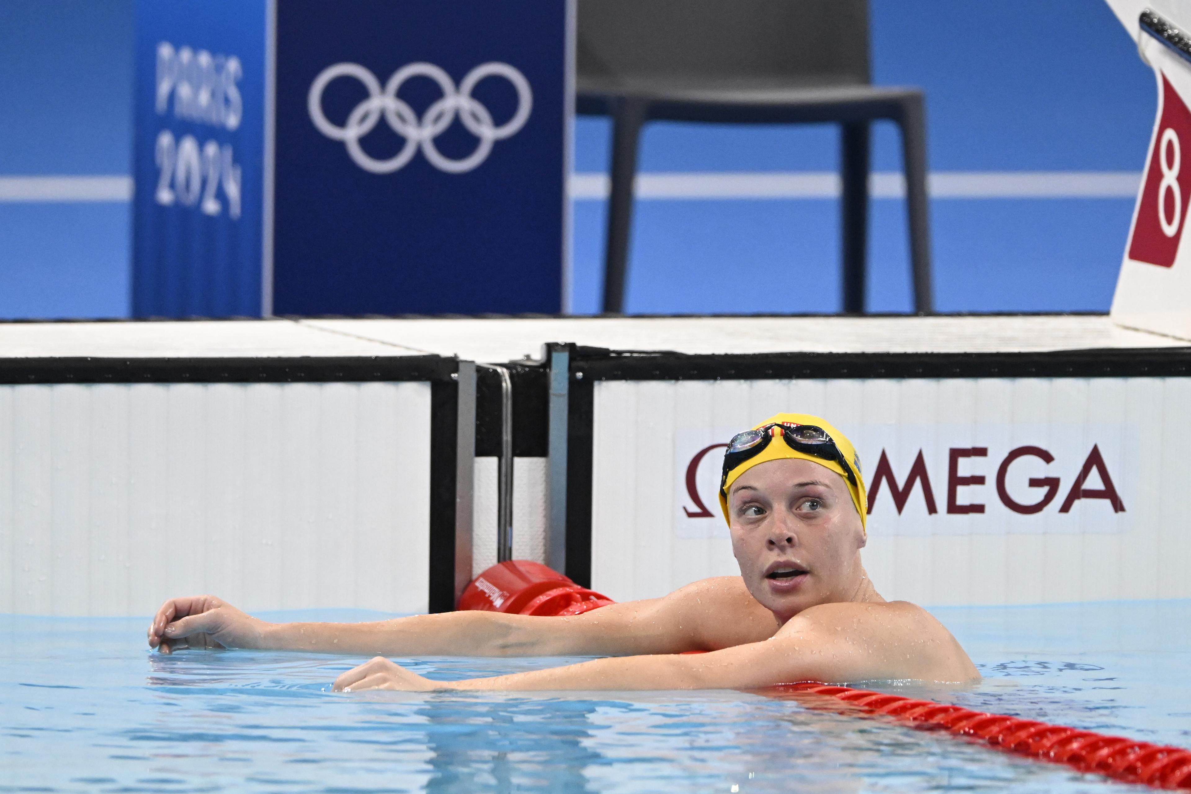 En besviken Louise Hansson konstaterar att hon blev sist i finalen på 100 meter fjäril. Foto: Jessica Gow/TT