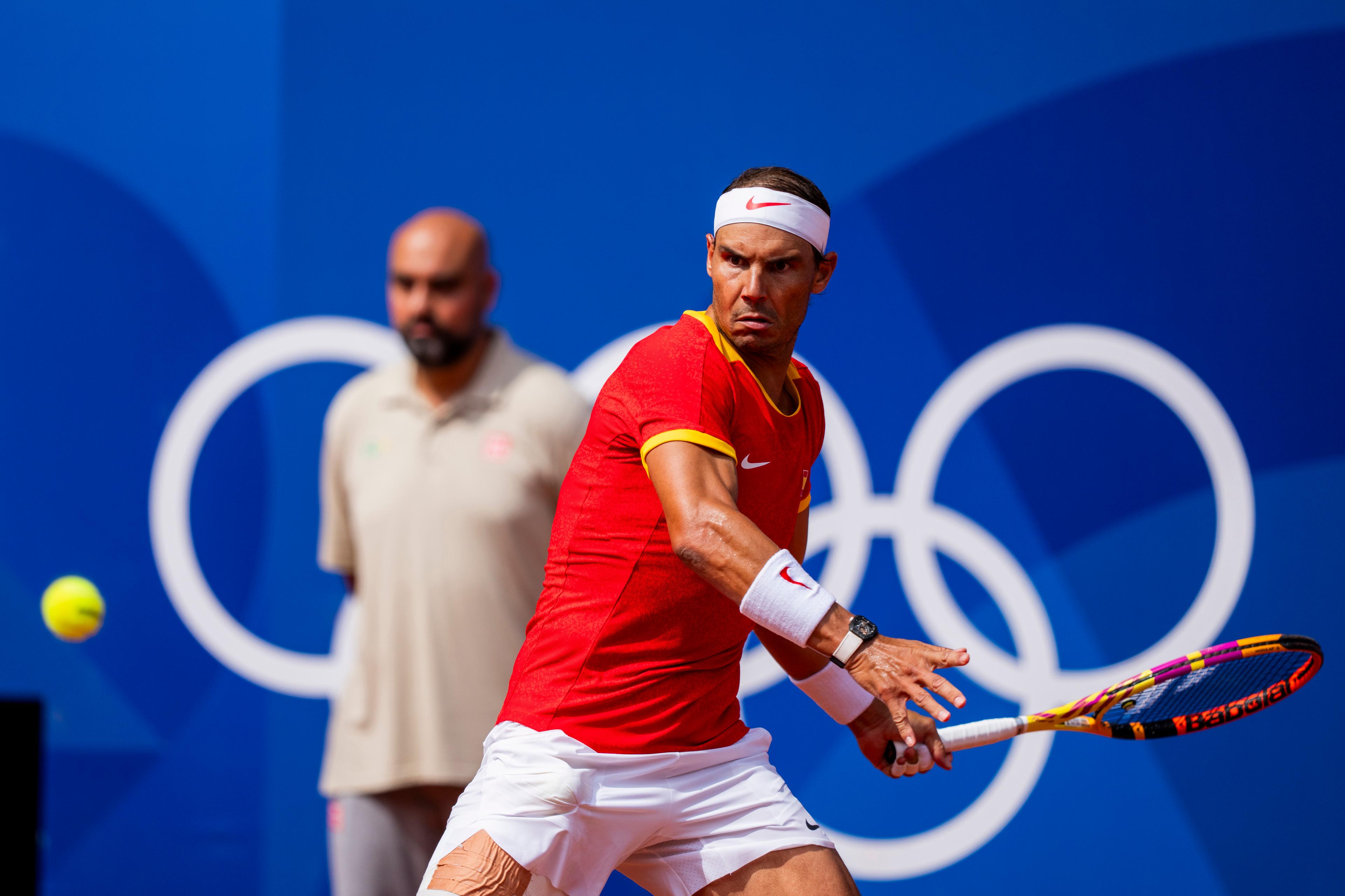 Spanjoren Rafael Nadal är vidare till den andra omgången i OS-tennisen i Paris och där väntar Novak Djokovic. Foto: Fredrik Varfjell/NTB/TT