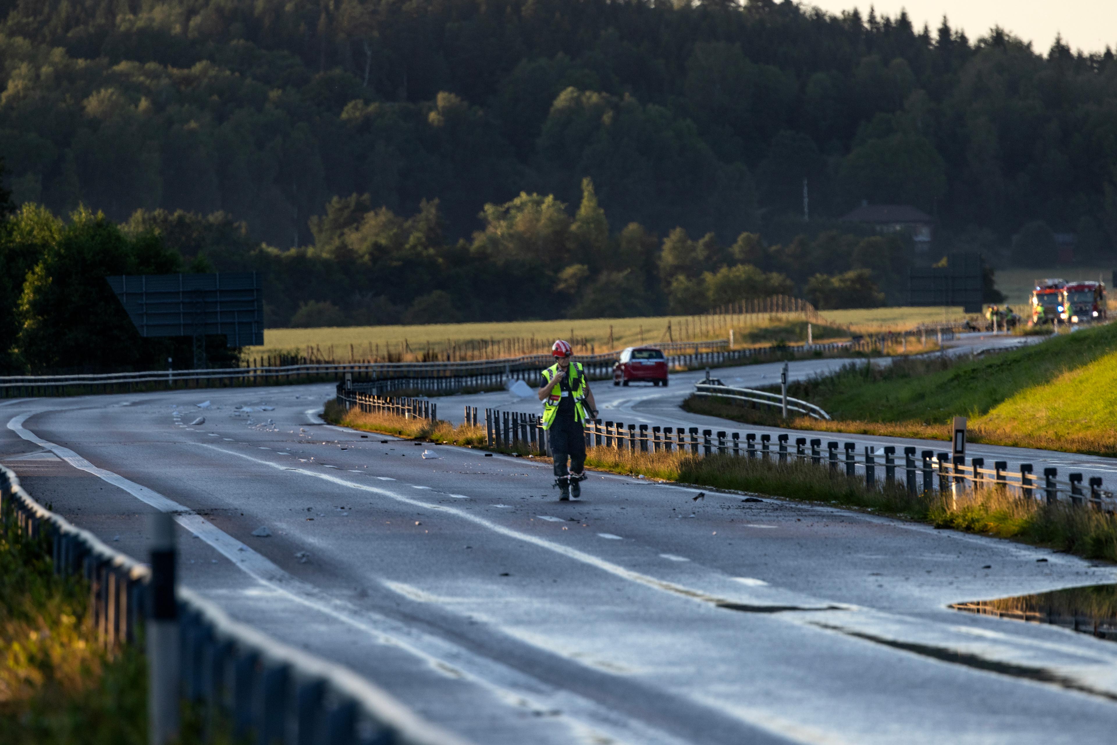 En del av E45 har stängts av efter att skyfall orsakat ett stort jordskred över vägen. Foto: Joachim Nywall/TT