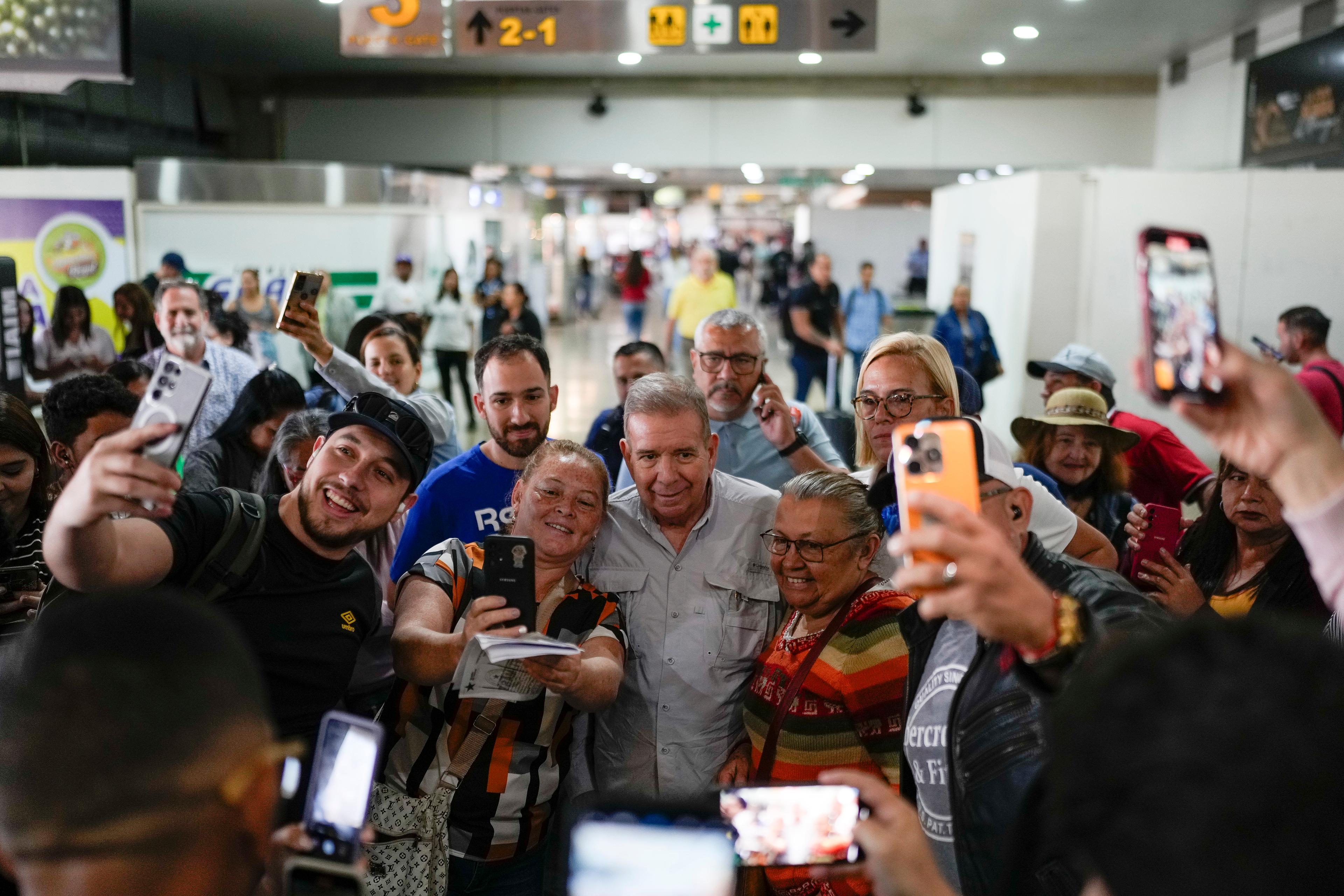 Anhängare tar selfies tillsammans med oppositionens kandidat Edmundo Gonzalez, i mitten. Foto: Matias Delacroix/AP/TT