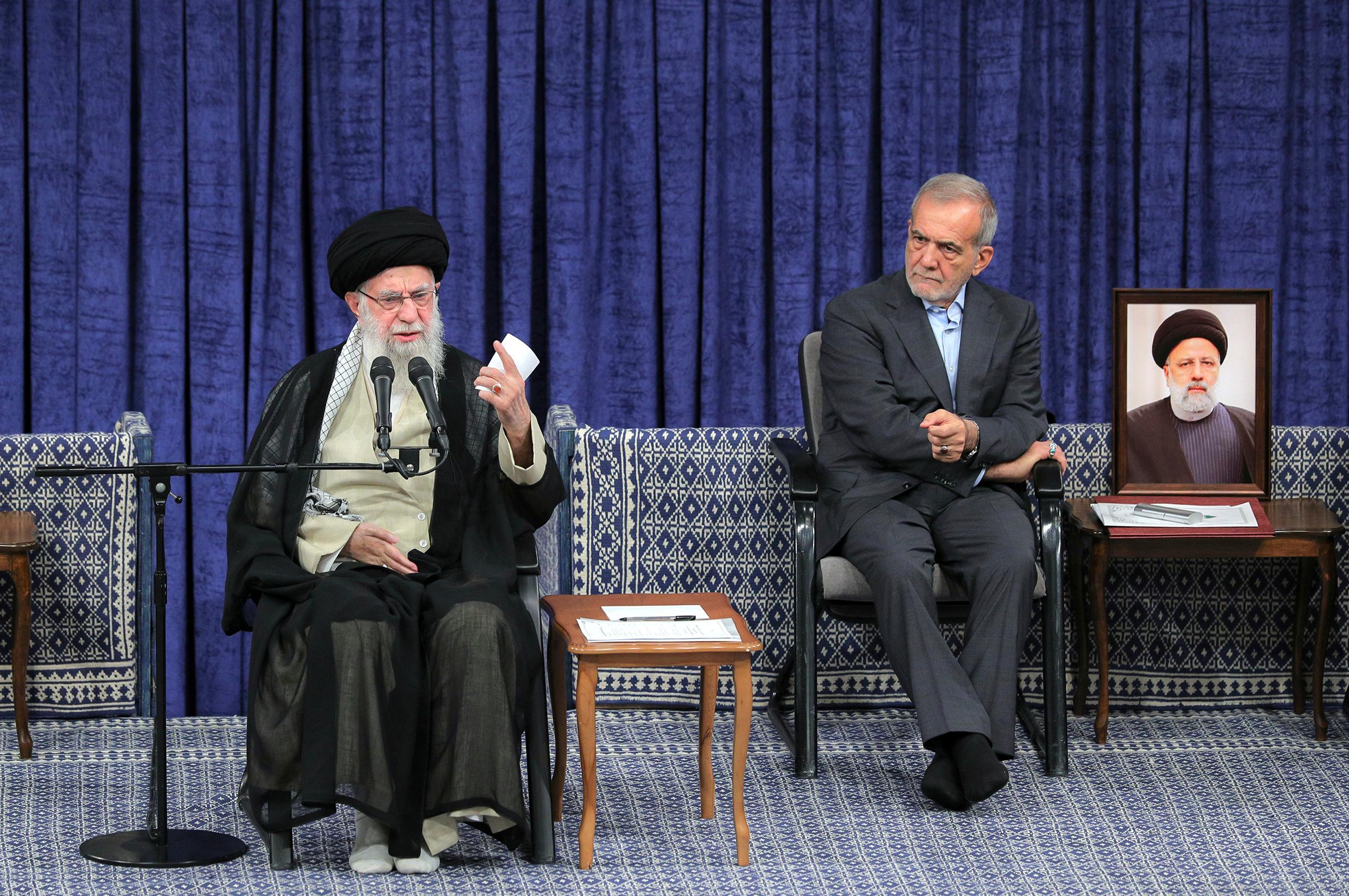 Irans högste ledare ayatolla Ali Khamenei och den nyvalde presidenten Masoud Pezeshkian. Foto: Khameneis kansli via AP/TT