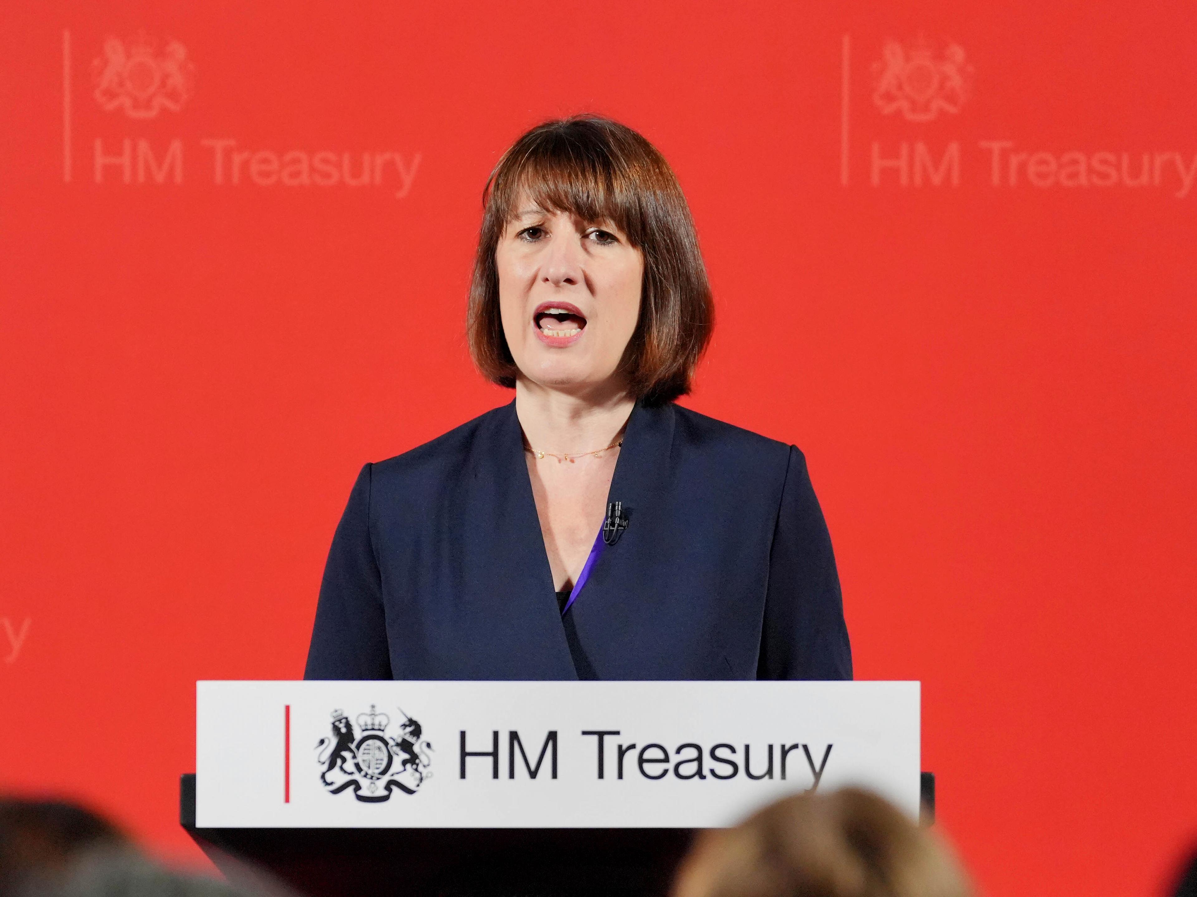 Storbritanniens nya finansminister Rachel Reeves ska presentera sätt att täppa igen hål i budgeten som den förra regeringen ska ha lämnat efter sig. Foto: Jonathan Brady/AP/TT