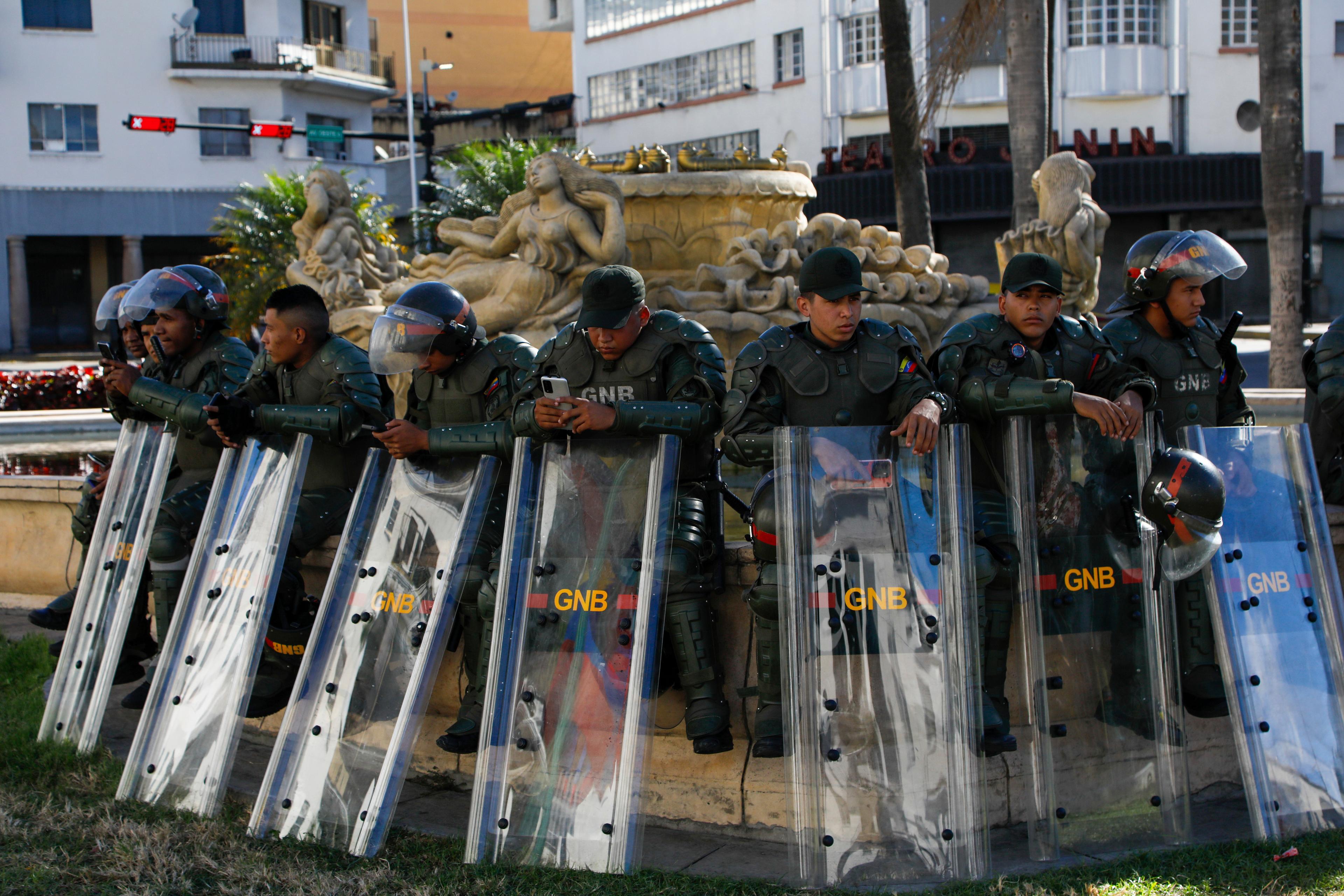 Polis bevakar trafikkorsningar inför nya protester i Caracas. Foto: Cristian Hernandez/AP/TT