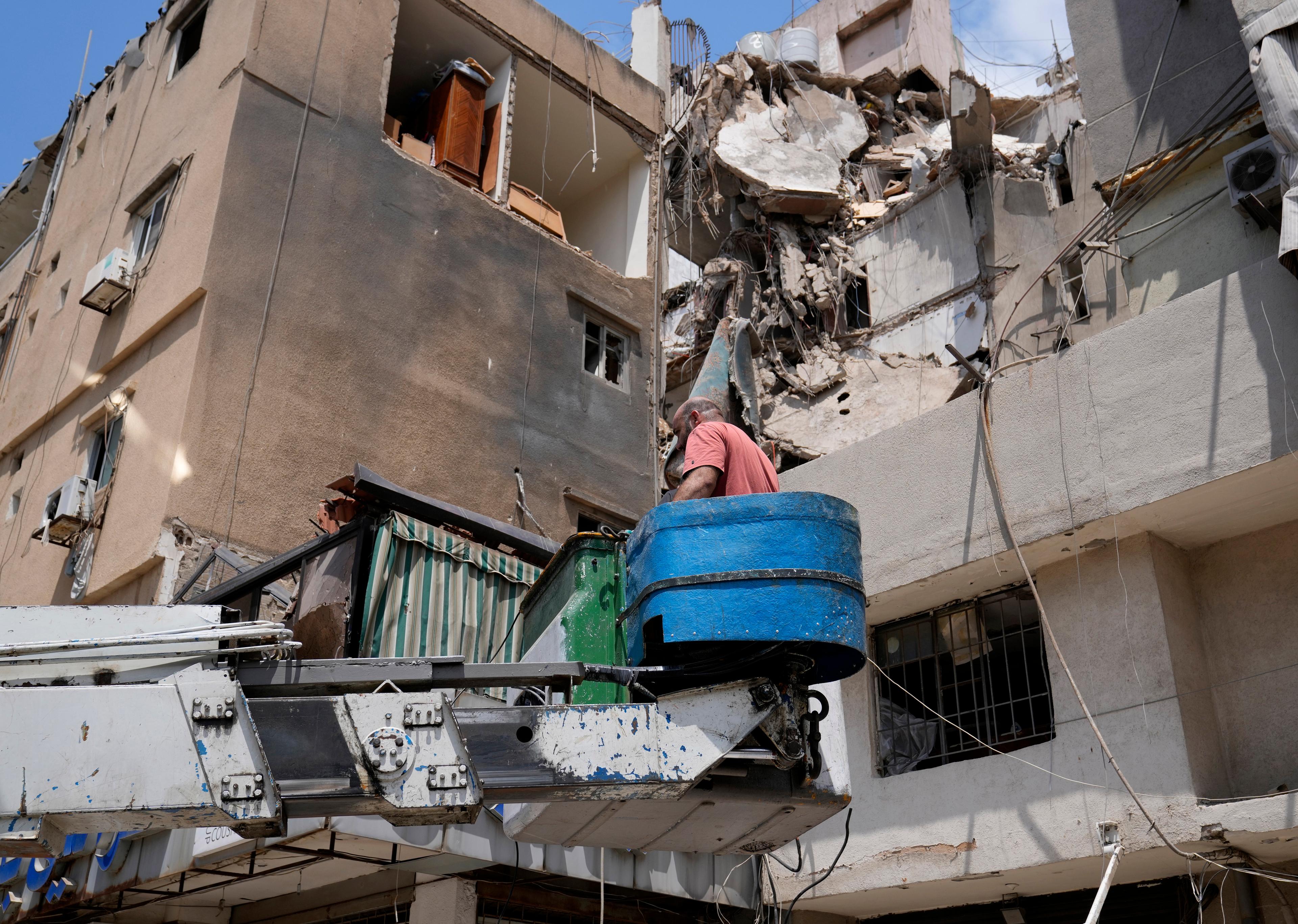 Kvarlevor av Hizbollahs befälhavare Fuad Shukr ska ha återfunnits i rasmassor i Beirut. Foto: Hussein Malla/AP/TT