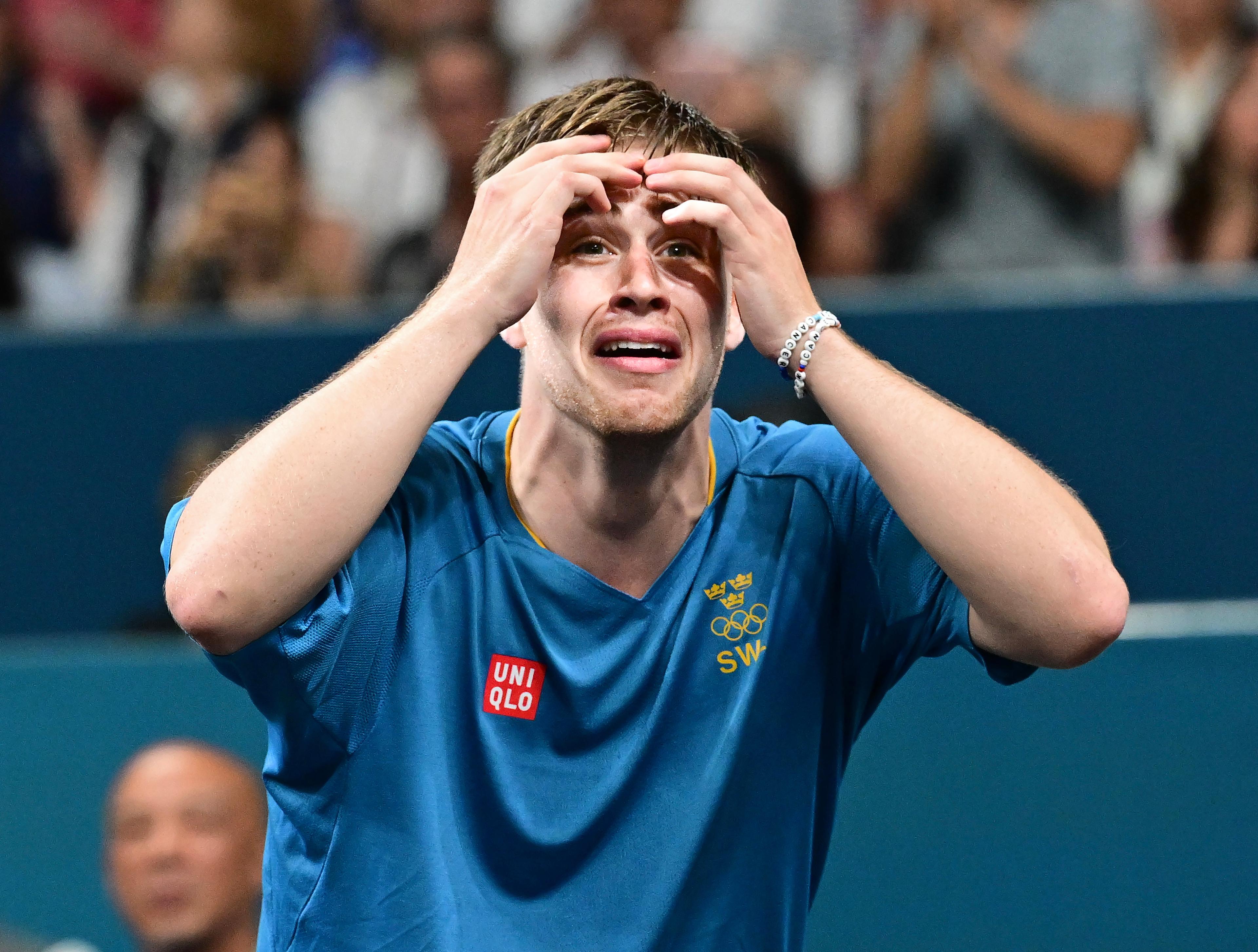 Truls Möregårdh kunde knappt tro att det var sant sedan han slagit ut världsettan Wang Chuqin i OS. Foto: Jonas Ekströmer/TT