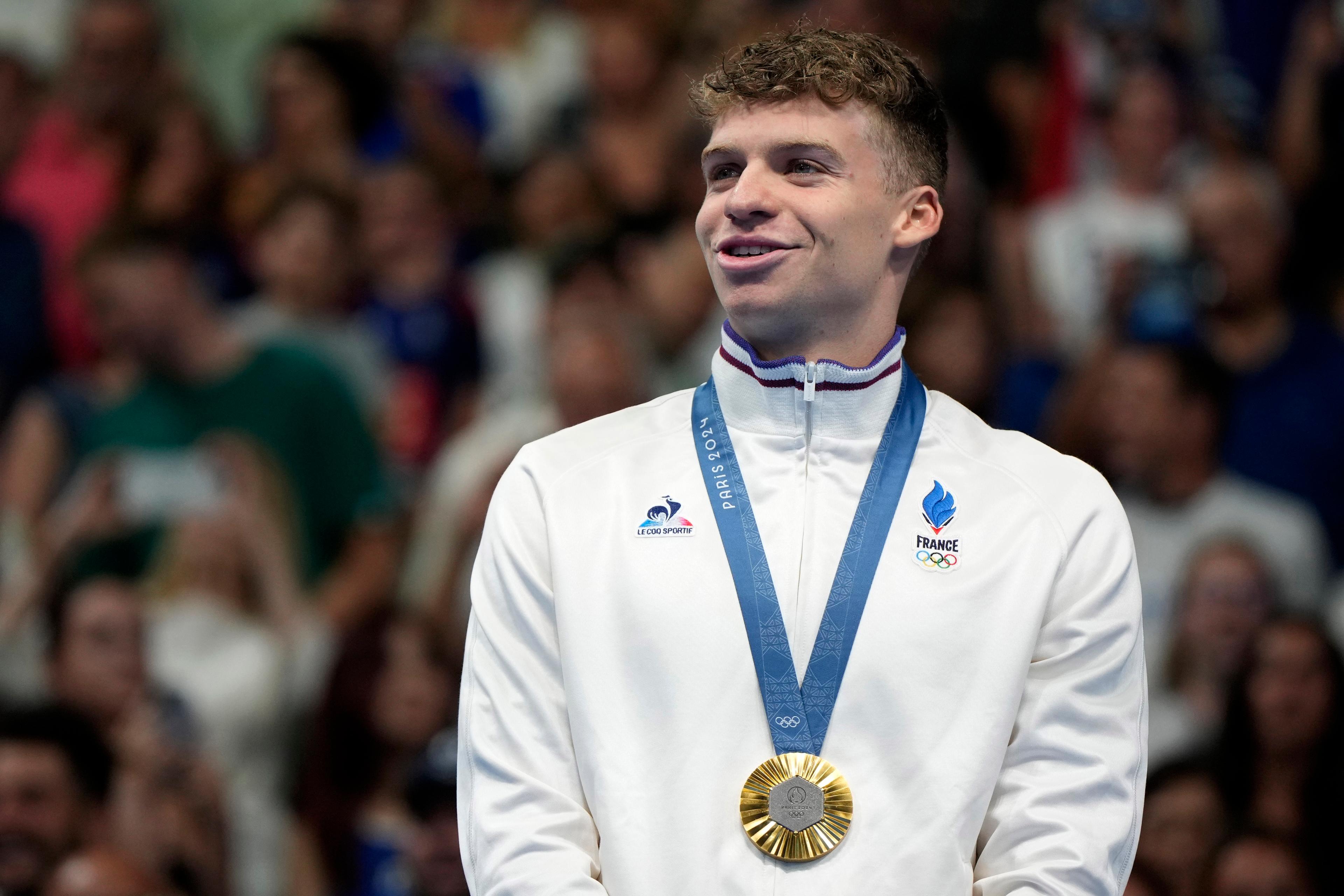 Leon Marchand med guldet på 200 meter fjäril. Foto: Matthias Schrader/AP/TT