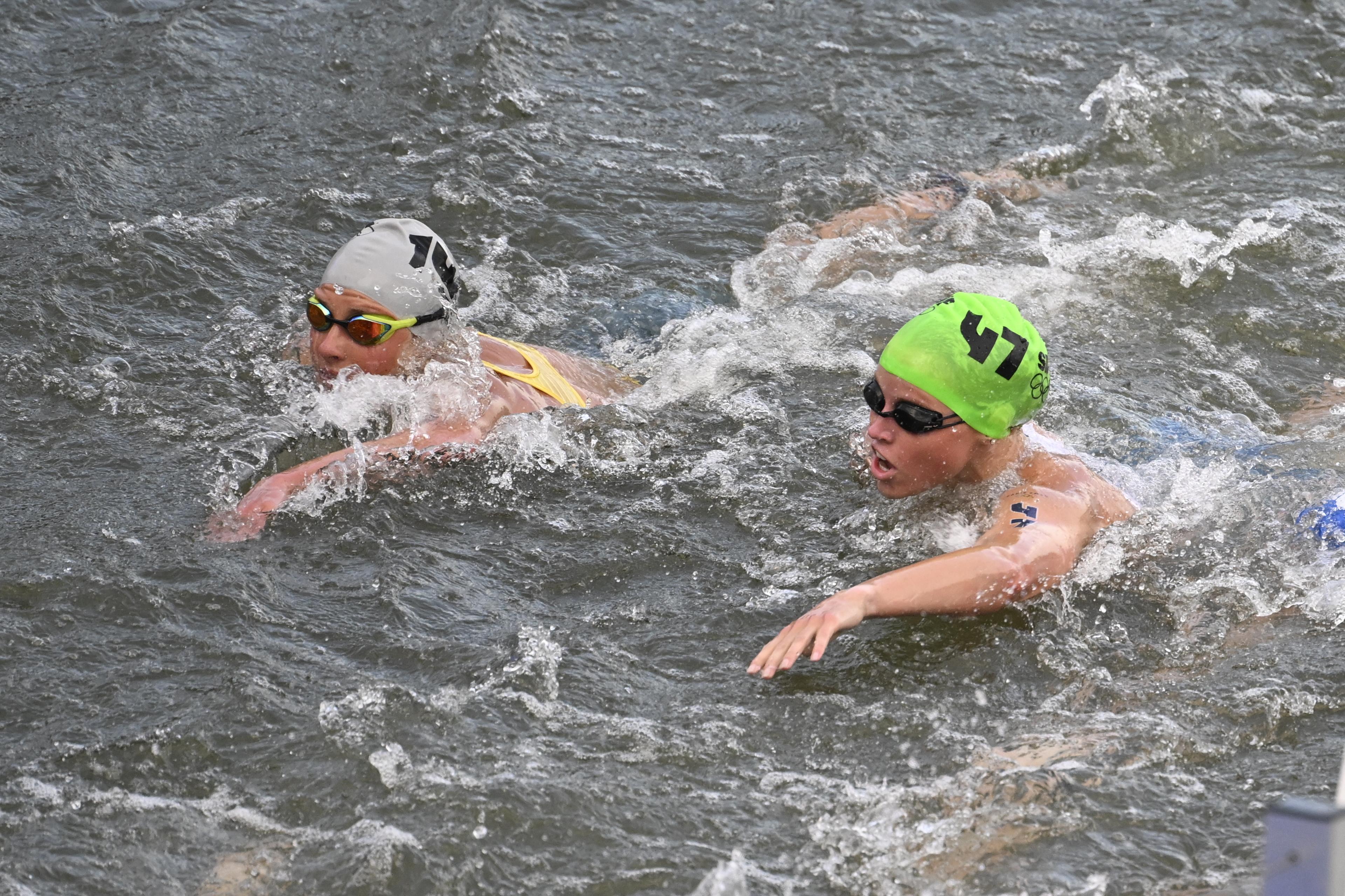 OS-debutanten Tilda Månsson, nummer 47, simmade i Seine i damernas triathlonlopp i Paris. Foto: Jessica Gow/TT