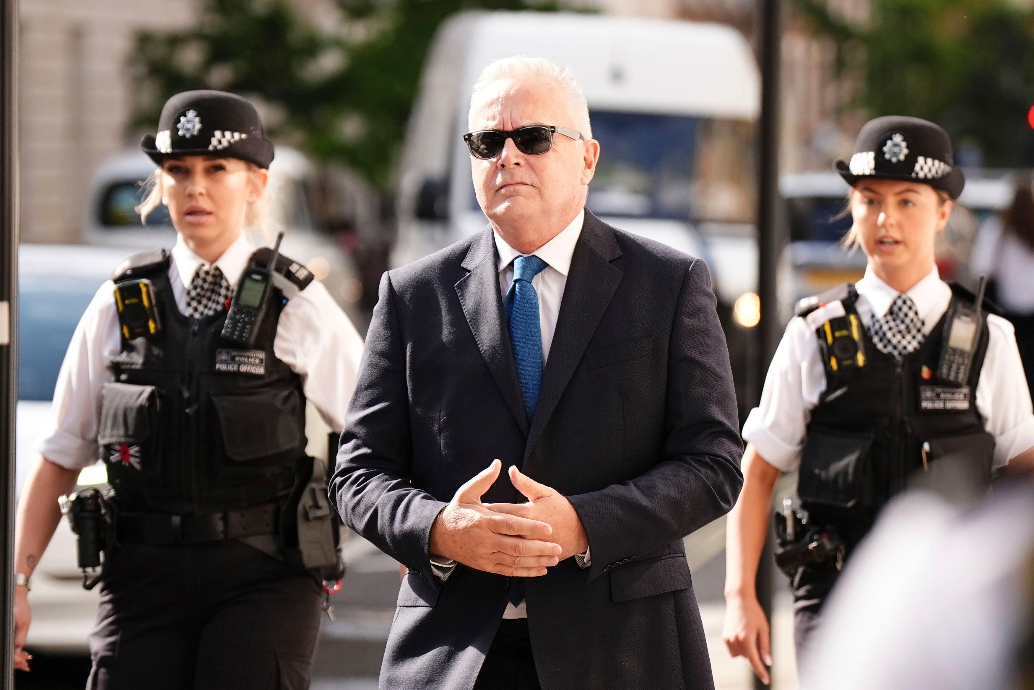 Huw Edwards på väg in i Westminster Magistrates Court i London. Foto: Aaron Chown/PA/AP/TT