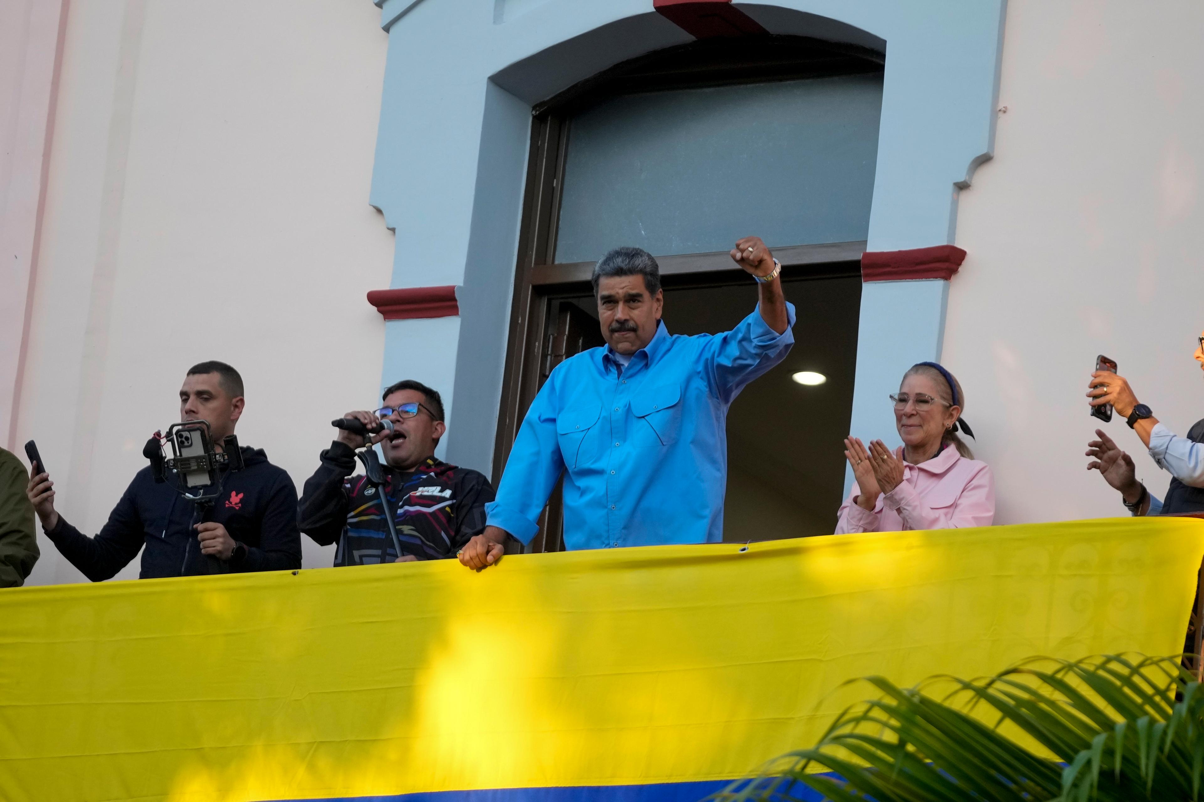 Venezuelas president Nicolás Maduro talar till anhängare under tisdagen. Foto: Fernando Vergara/AP/TT