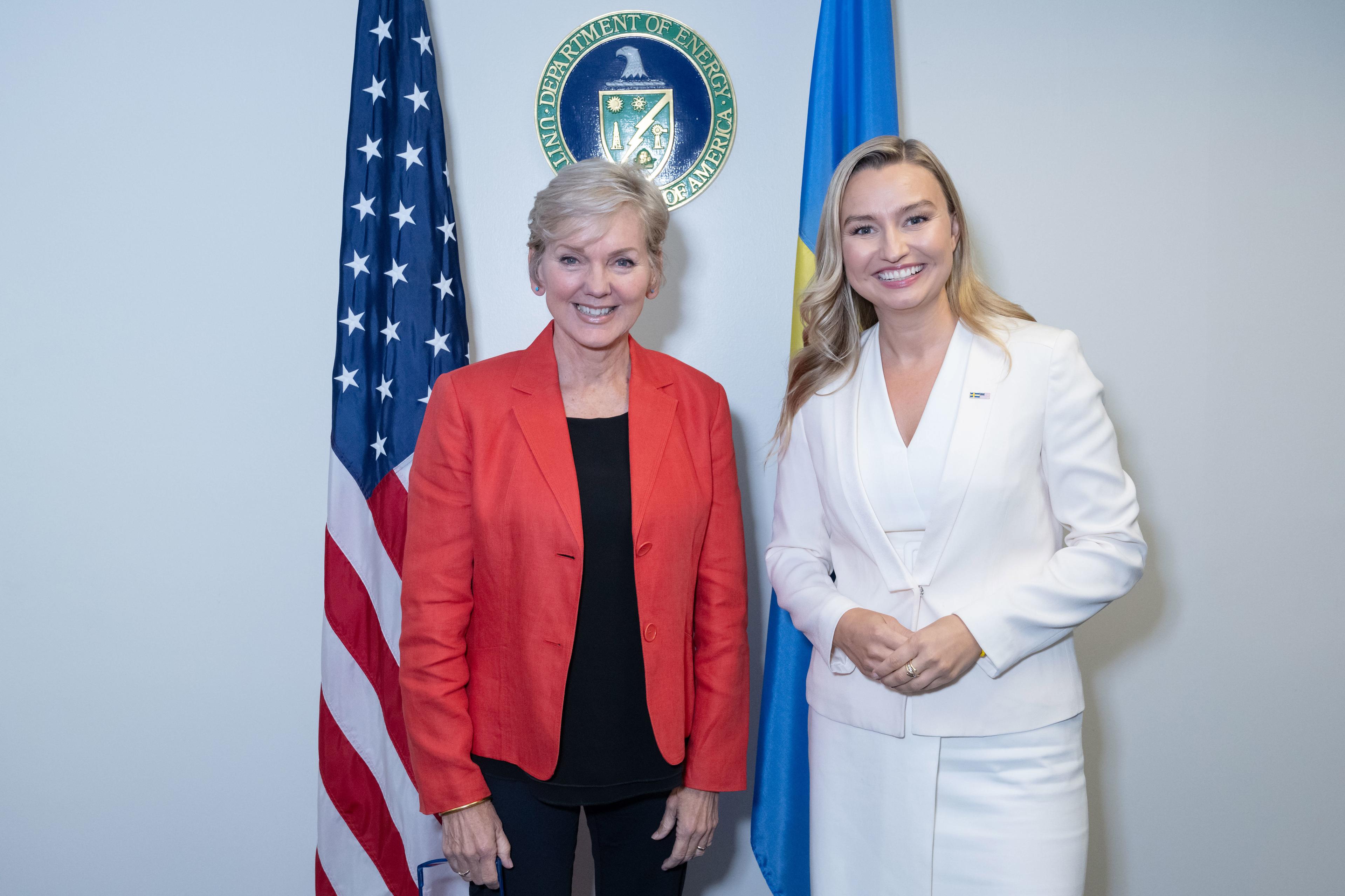 USA:s energiminister Jennifer Granholm och närings- och energiminister Ebba Busch (KD) vid onsdagens möte i Washington. Foto: U.S. Department of Energy