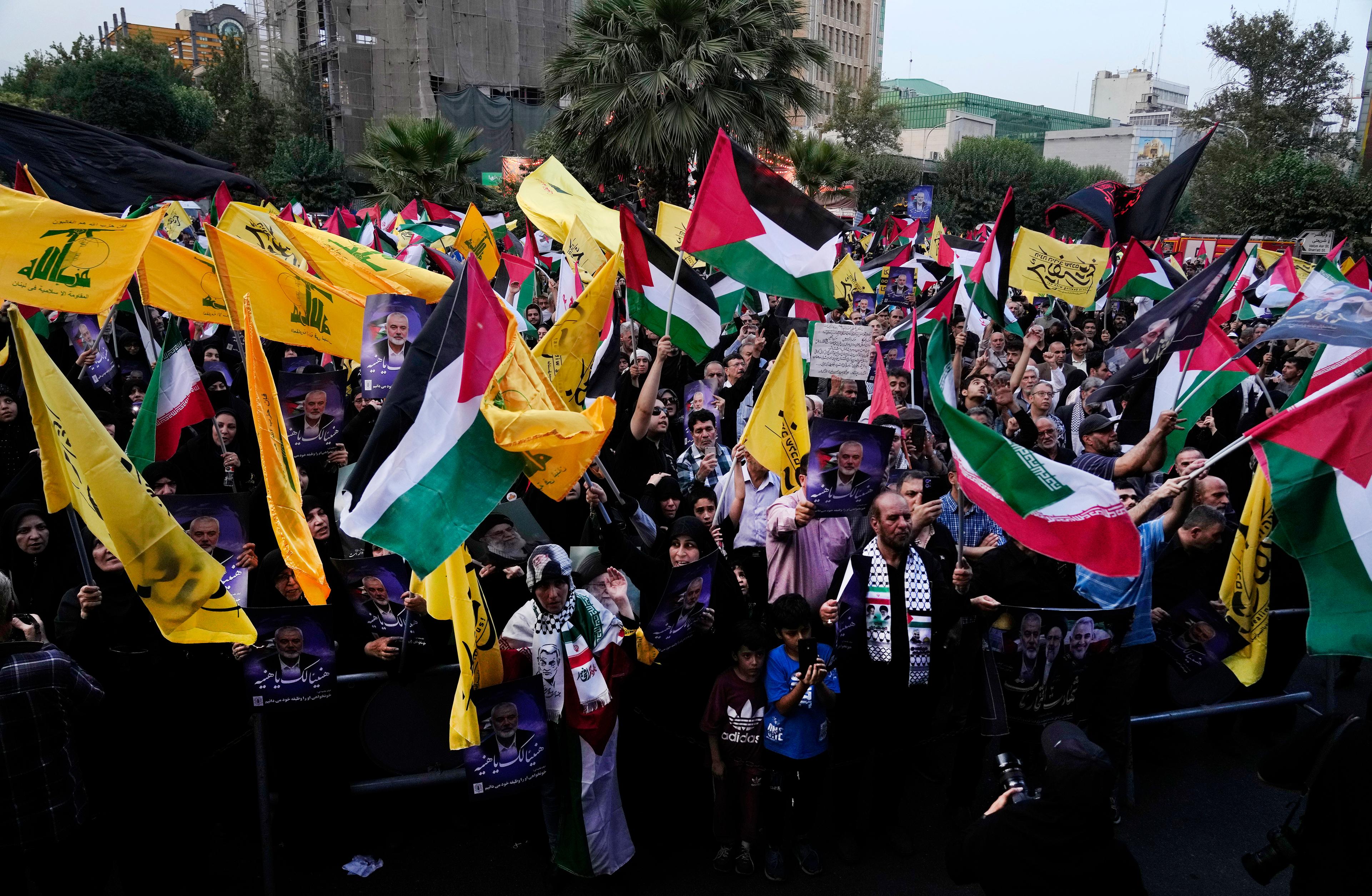 Protester i Teheran, Iran, på onsdagen efter att nyheten om Haniyas död spridits. Foto: Vahid Salemi/AP/TT