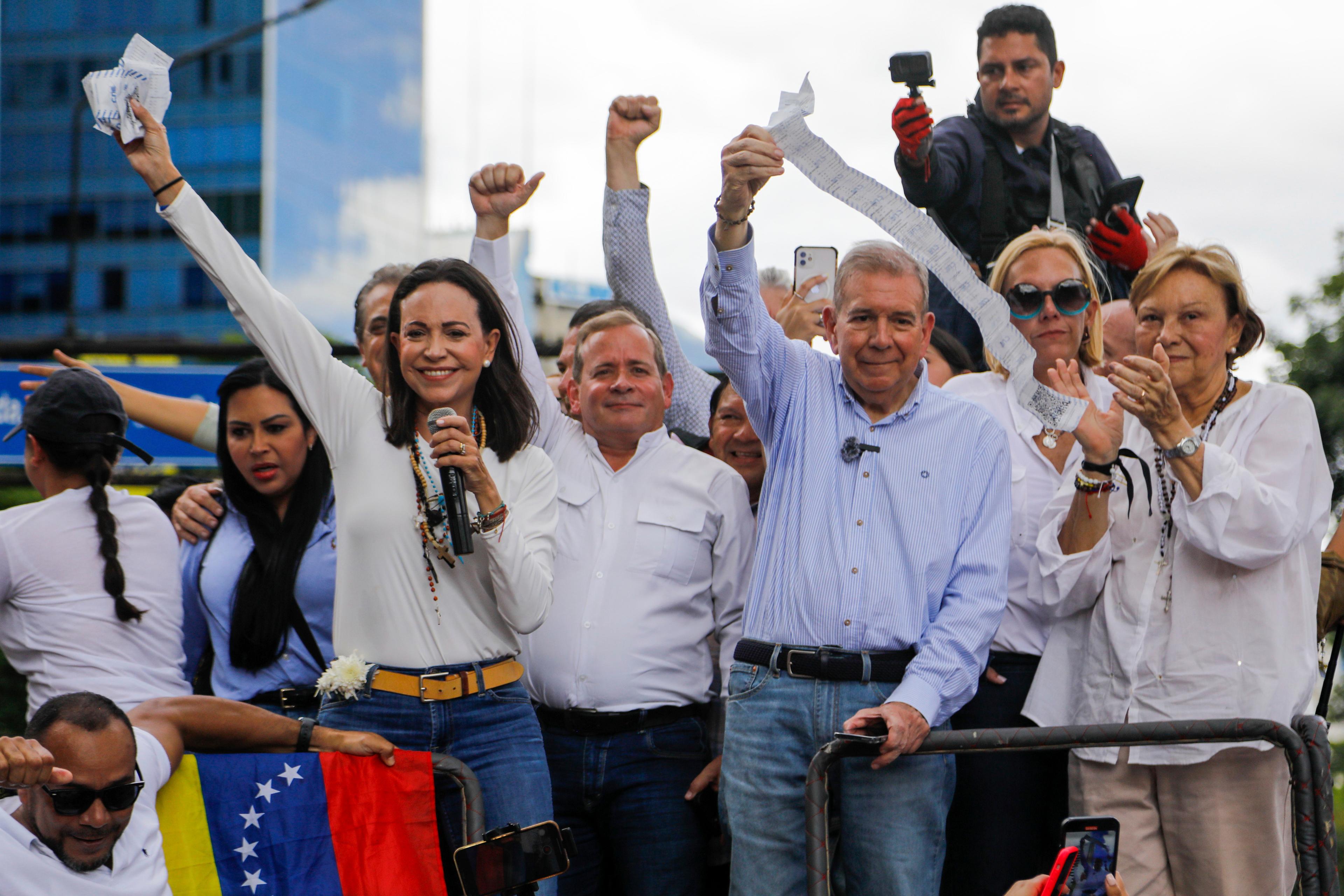 Oppositionesledaren María Corina Machado tillsammans med oppositionens presidenkandidat Edmundo Gonzales under en protest efter valet. Arkivbild. Foto: Cristian Hernandez/AP/TT