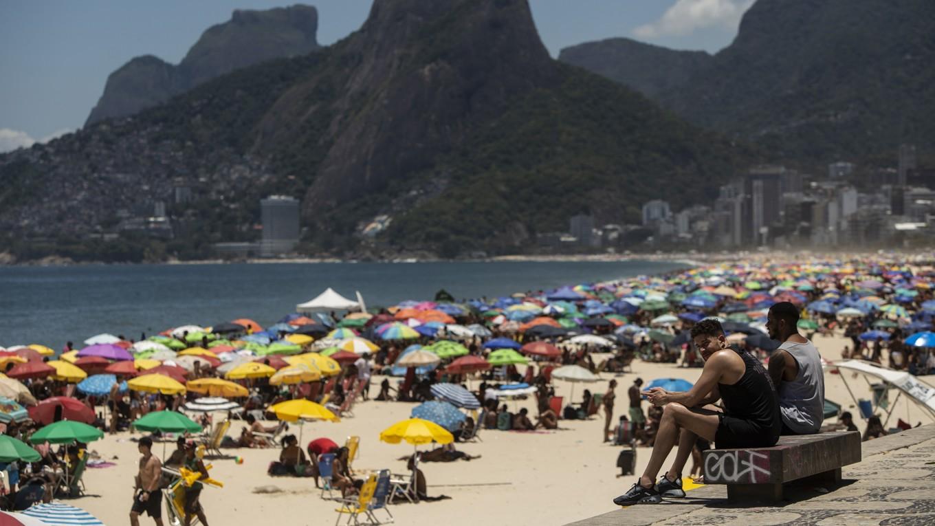 Användningen av kokain ökar i hela världen. Till och med de stora fiskarna i haven får ofrivilligt i sig drogerna via dålig avloppsrening. Ipanema beach i Rio de Janeiro, Brasilien. Foto: Bruna Prado/Getty Images