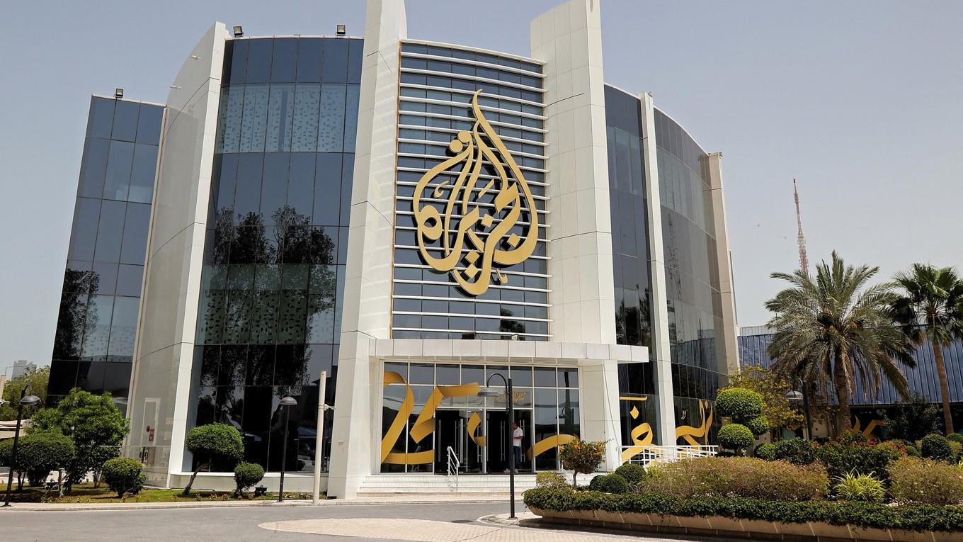 Den Qatar-baserade tv-kanalen Al Jazeera, med huvudkontor i Doha, har stort inflytande i västvärlden. Men innehåll och inriktning styrs av regimen i Qatar. Foto: Karim Jaafar/AFP via Getty Images