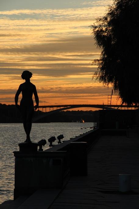 På bilden ser vi Västerbron, sedd från Stockholms stadshus. Statyn är Carl Eldhs ”Dansen”. Foto: Shuttersstock