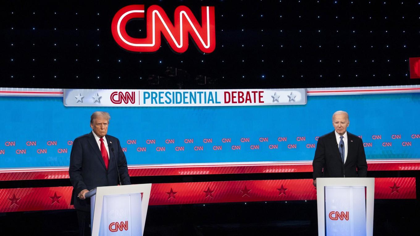 Presidentkandidaterna Donald Trump och Joe Biden under den tv-sända debatten i Atlanta, Georgia. Bidens uppträdande har väckt frågor om hans hälsa. Foto: Madalina Vasiliu