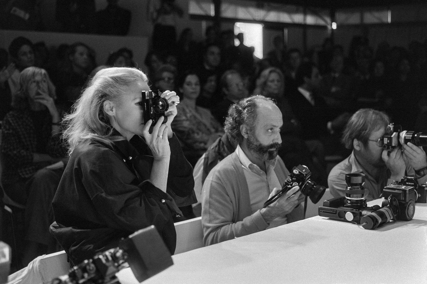 Den schweiziska skådespelerskan Ursula Andress blir själv fångad på bild under en modevisning den 14 oktober 1983 i Paris. Foto: Pierre Guillaud/AFP via Getty Images