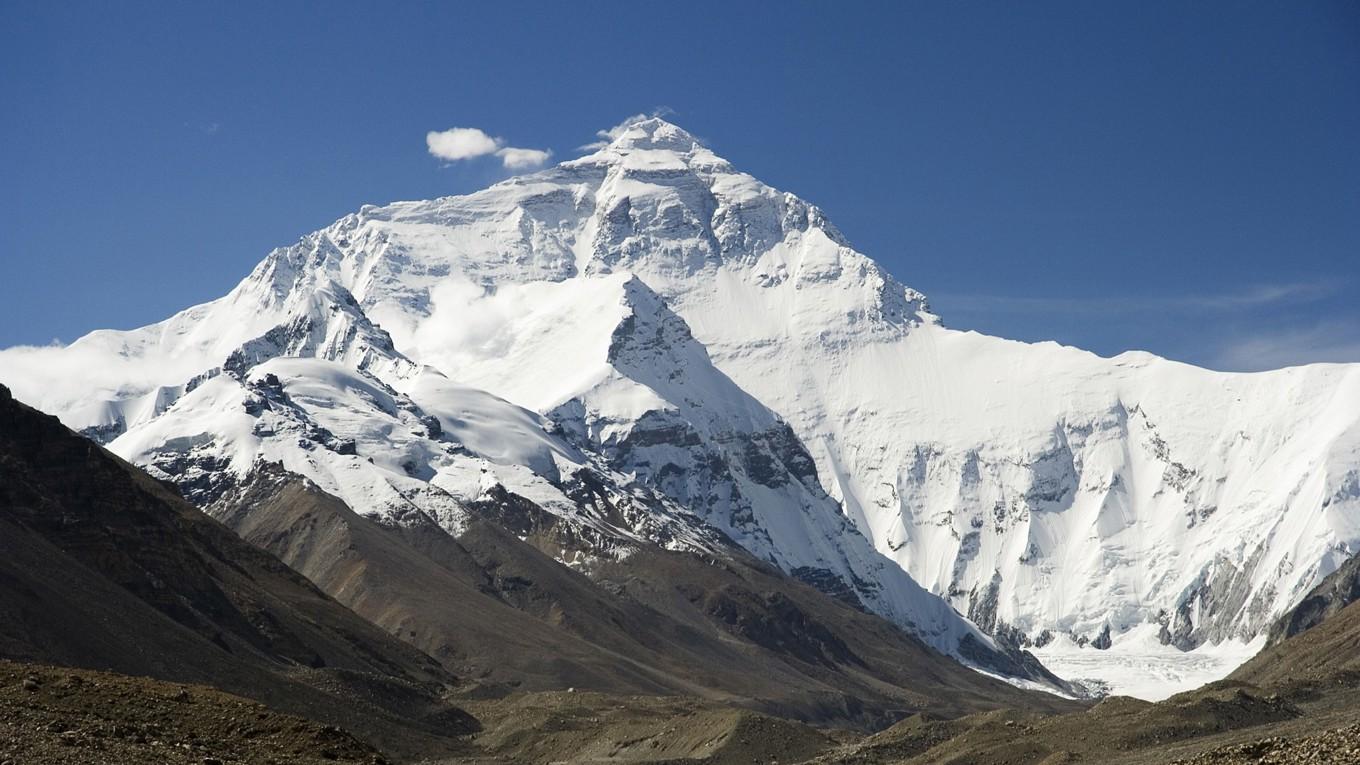 Mount Everests nordsida med den stora ravinen, Norton Couloir. Den fick sitt namn efter 1924 års expeditions ledare, Edward F. Norton. Foto: Luca Galuzzi www.galuzzi.it/Creative Commons