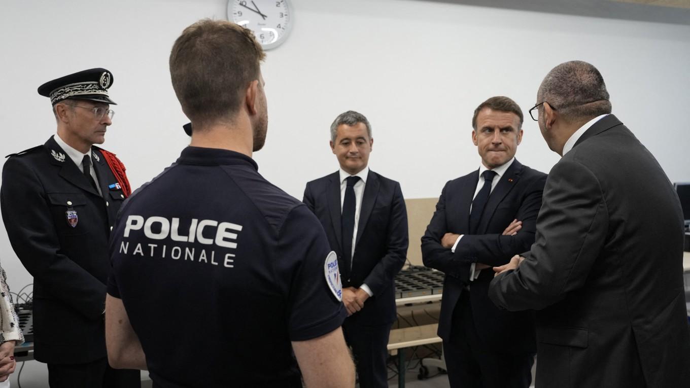 Frankrikes inrikesminister Gerald Darmanin och presidenten Emmanuel Macron under ett besök på polisstationen i den olympiska byn i Saint-Denis utanför Paris. Foto: Michel Euler/POOL/AFP/Getty Images