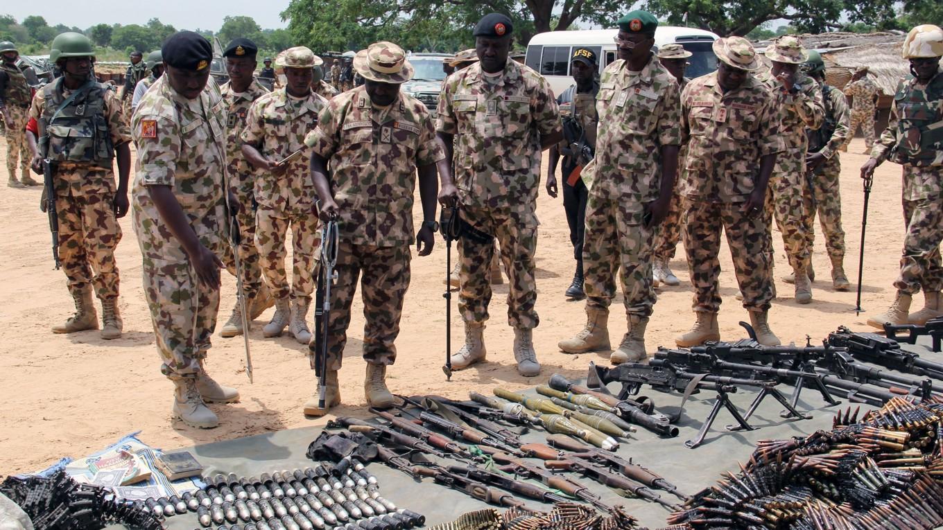 Militärer inspekterar vapen och ammunition efter ett tillslag mot Boko Haram-jihadister i Nigeria den 3 juli 2019. Foto: Audu Marte/AFP via Getty Images