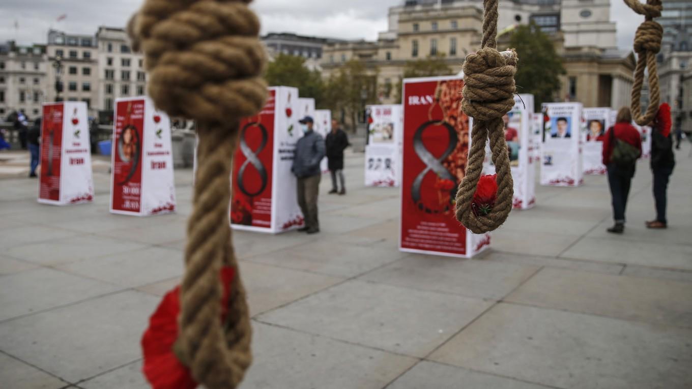 Nästan 250 personer avrättades under de första sex månaderna i år i Iran, enligt en människorättsgrupp. På bilden som är tagen den 10 oktober 2020 ses en utställning på Trafalgar Square i brittiska huvudstaden London om krav på ett slut på avrättningar i Iran. Foto: Hollie Adams/Getty Images
