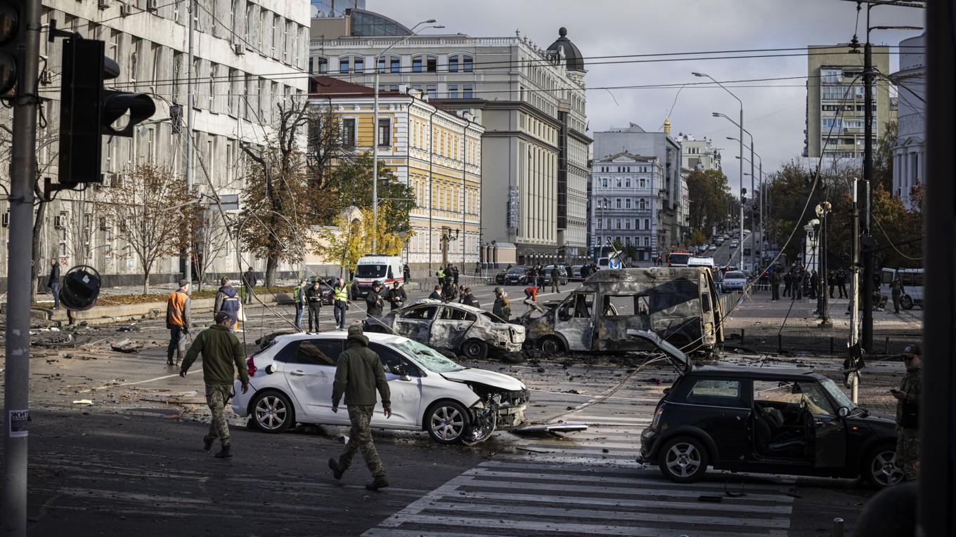 Räddningstjänstpersonal i Kiev i Ukraina där en attack skedde den 10 oktober 2022. Foto: Foto: Ed Ram/Getty Images