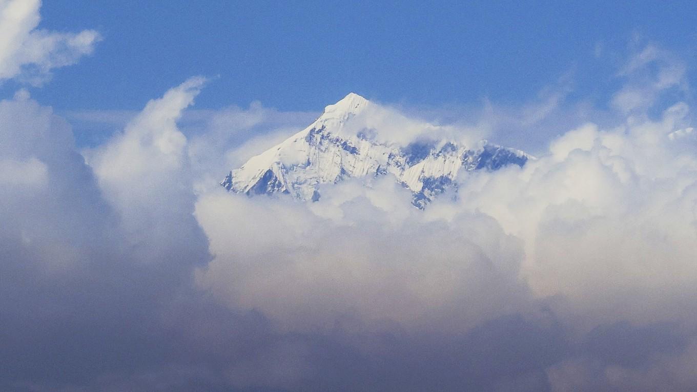 Mount Everests topp, fotograferat från en helikopter. 1856 bestämdes höjden till 29 002 fot. Senare satellitmätningar har justerat det en aning, till 29 035 fot. Foto: Sebastian Berger/AFP via Getty Images