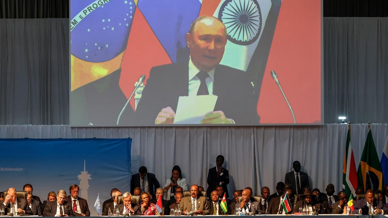 Rysslands president Vladimir Putin håller tal under Brics-mötet i Johannesburg 2023. Västliga sanktioner har stärkt Brics, menar skribenten. Foto: Marco Longari/POOL/AFP via Getty Images
