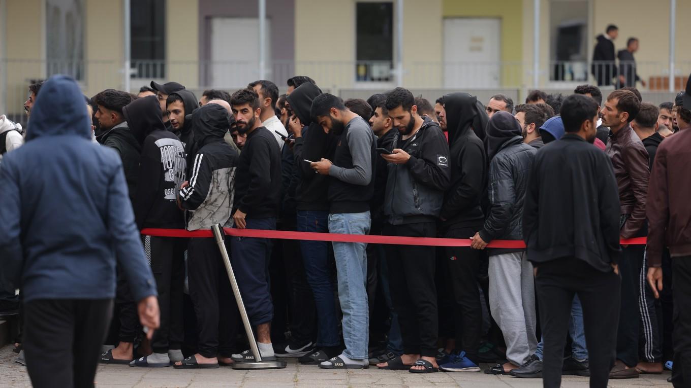 Asylsökande köar för lunch på en mottagningsanläggning för migranter och flyktingar i Eisenhuettenstadt i Tyskland den 5 oktober 2023. Foto: Sean Gallupp/Getty Images