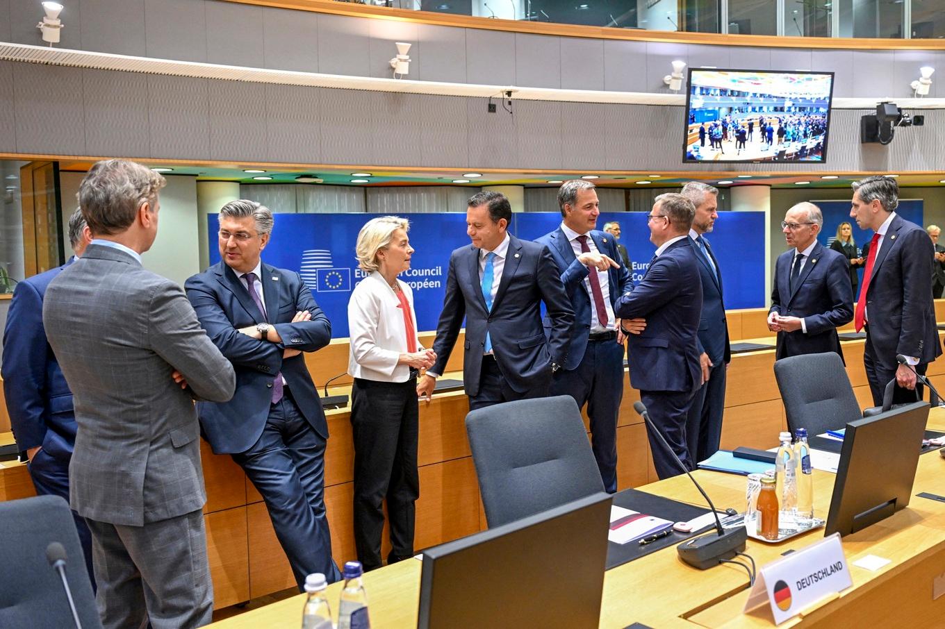 EU-ledare i samspråk i Bryssel inför ett informellt toppmöte den 17 juni 2024. Skribenten menar att EU:s ledning gapar över för mycket när det gäller makt. Foto: Nick Gammon/AFP via Getty Images